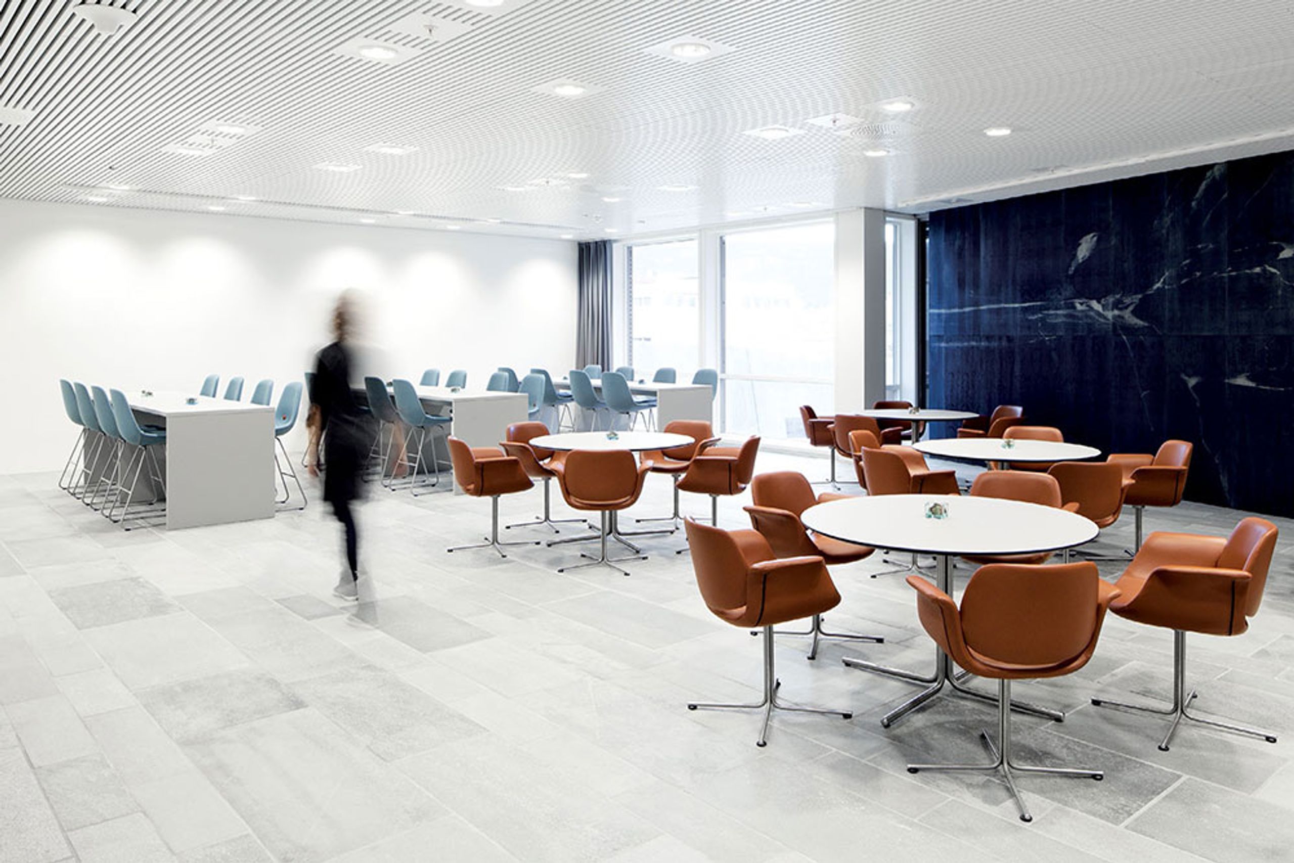 Fredericia Furniture - Spisebordsstol - Flamingo Chair 3381 by Foersom & Hiort-Lorenzen - Max 95 Cognac / Stainless Steel