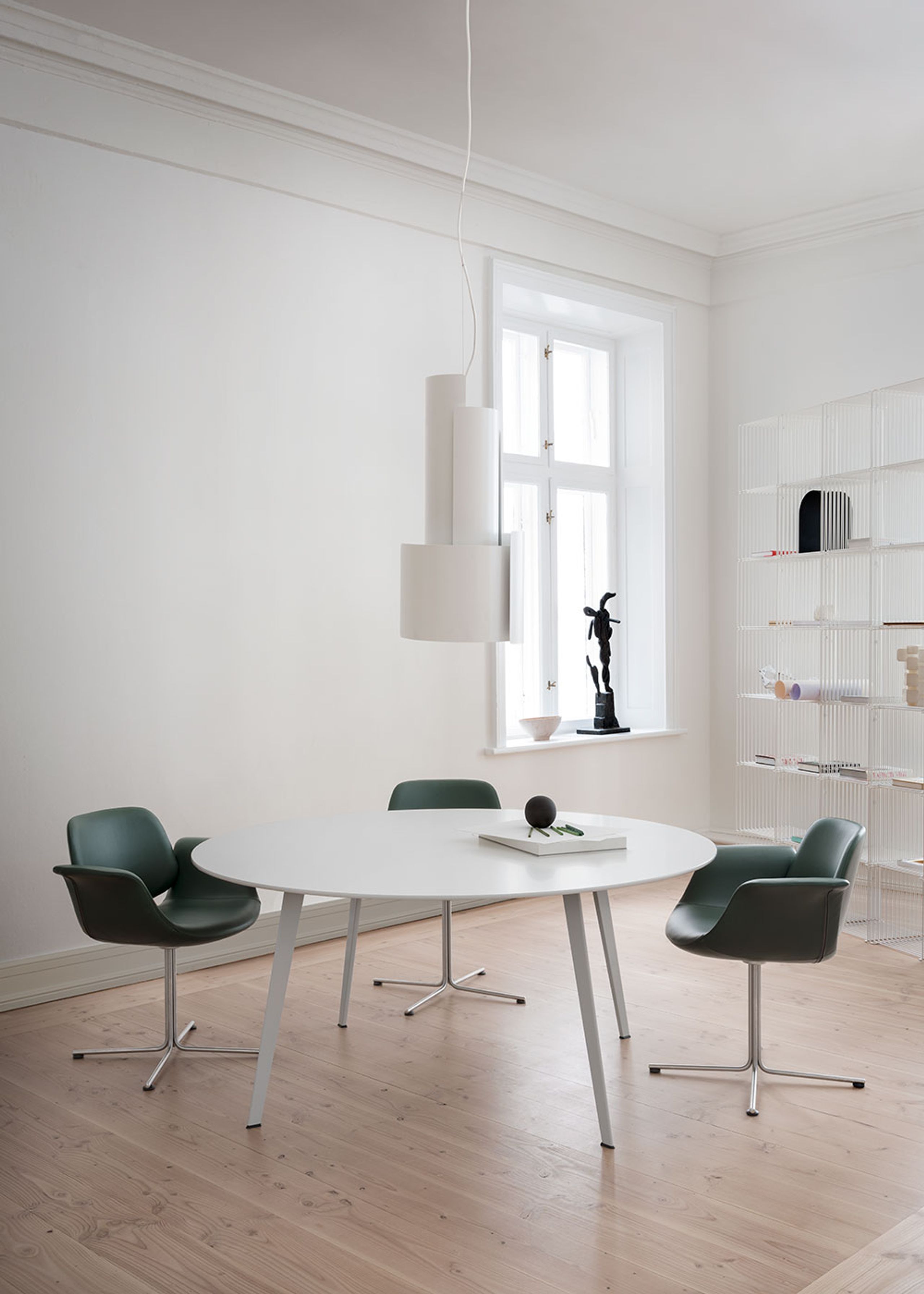 Fredericia Furniture - Spisebordsstol - Flamingo Chair 3381 by Foersom & Hiort-Lorenzen - Max 95 Cognac / Stainless Steel