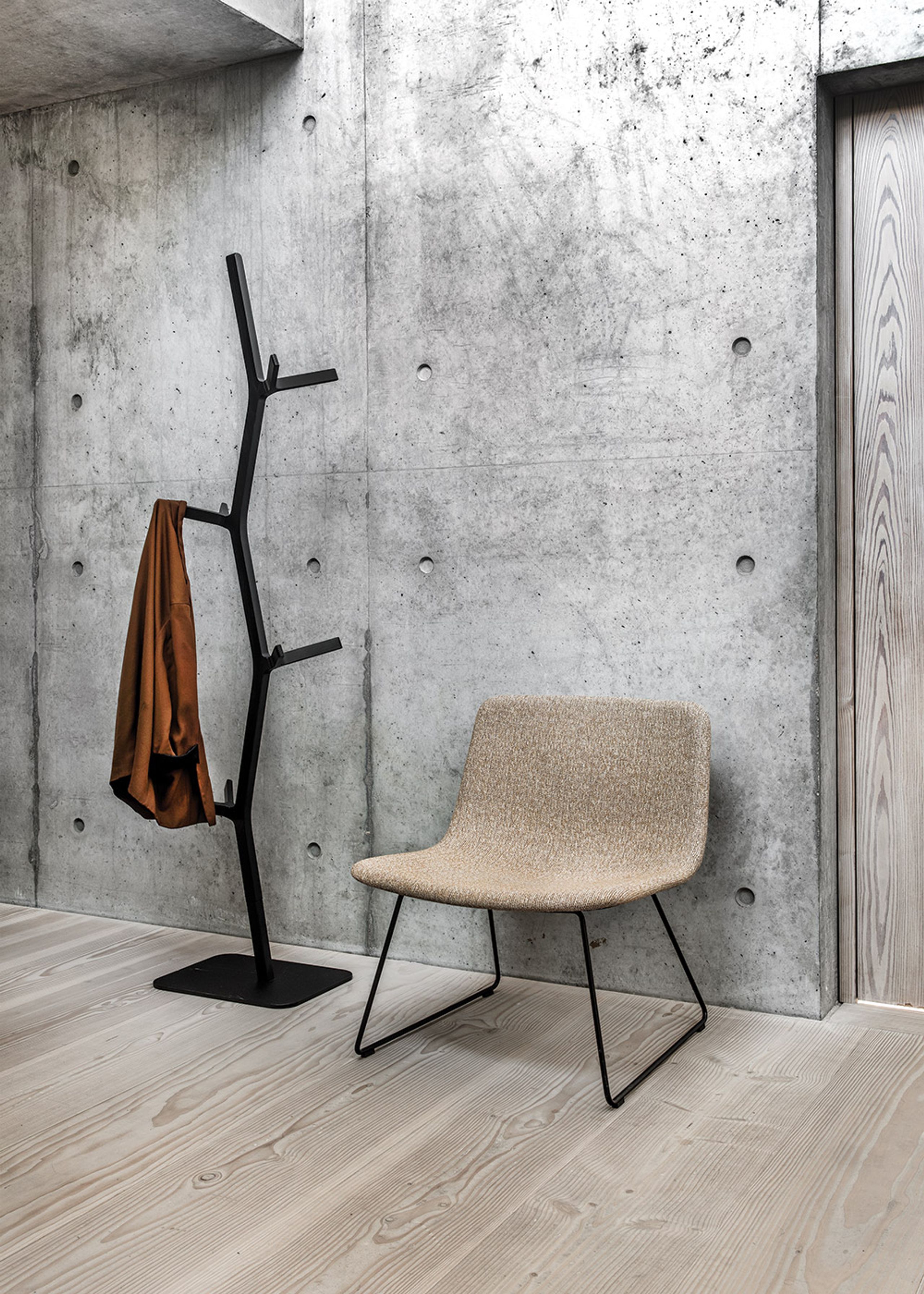 Fredericia Furniture - Stumtjener - Nara Coat Stand 1880 by Shin Azumi - Black Lacquered Ash / Black
