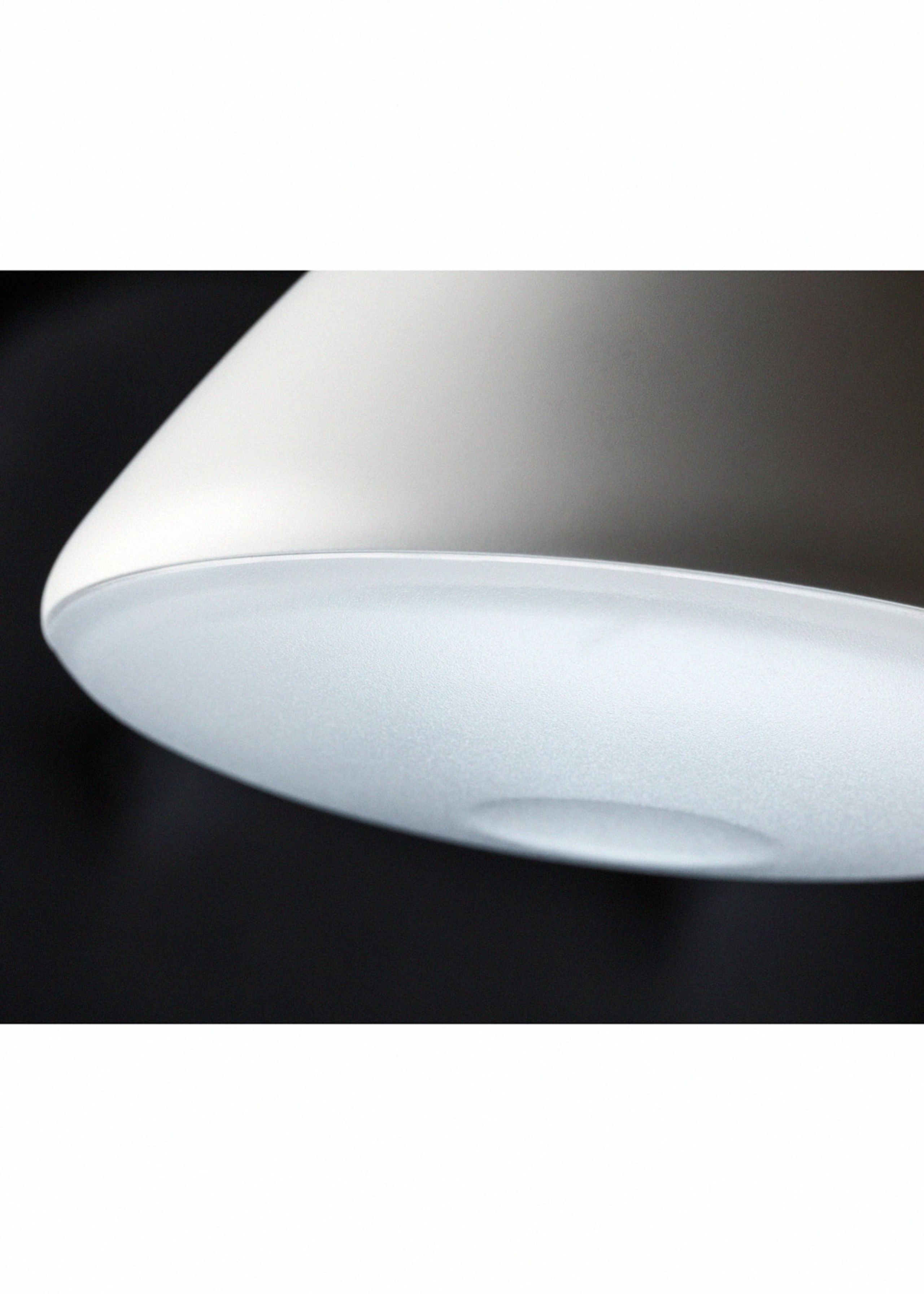 Fritz Hansen - Table Lamp - AQ01 / Table - White