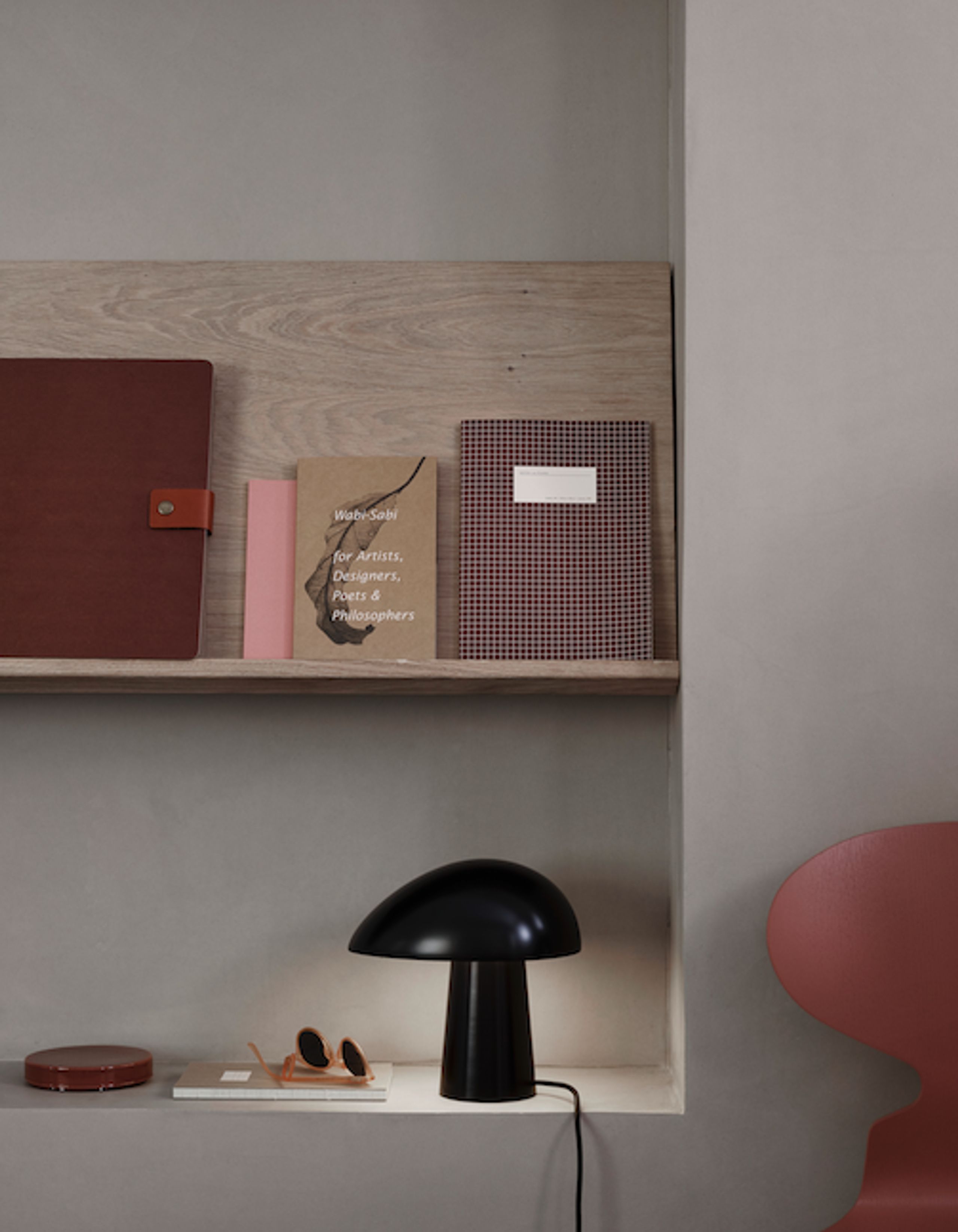 Fritz Hansen - Stolová lampa - NIGHT OWL - Smokey White / Ash