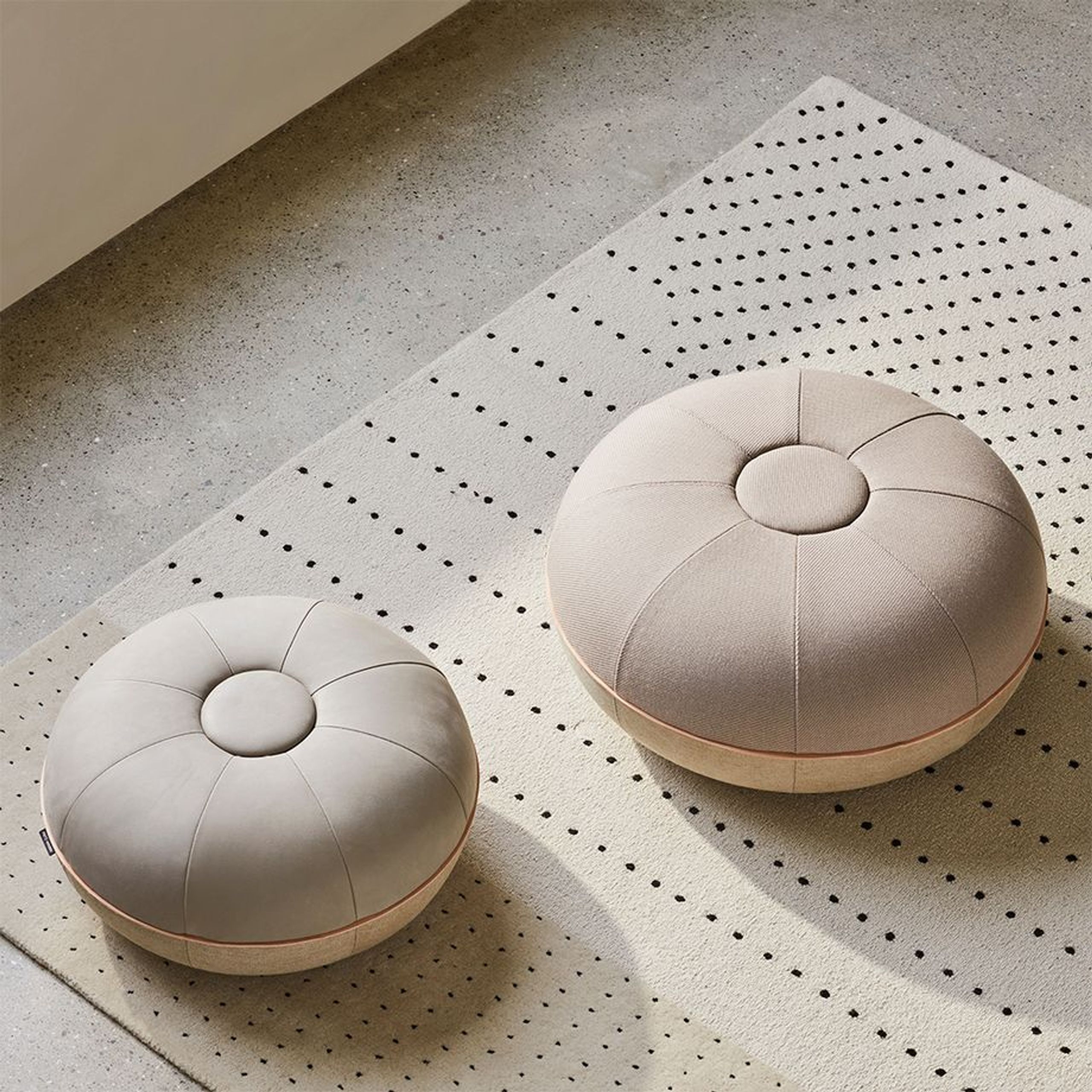 Fritz Hansen - Puf - Cecilie Manz Pouf - Buffed Leather, Light Grey