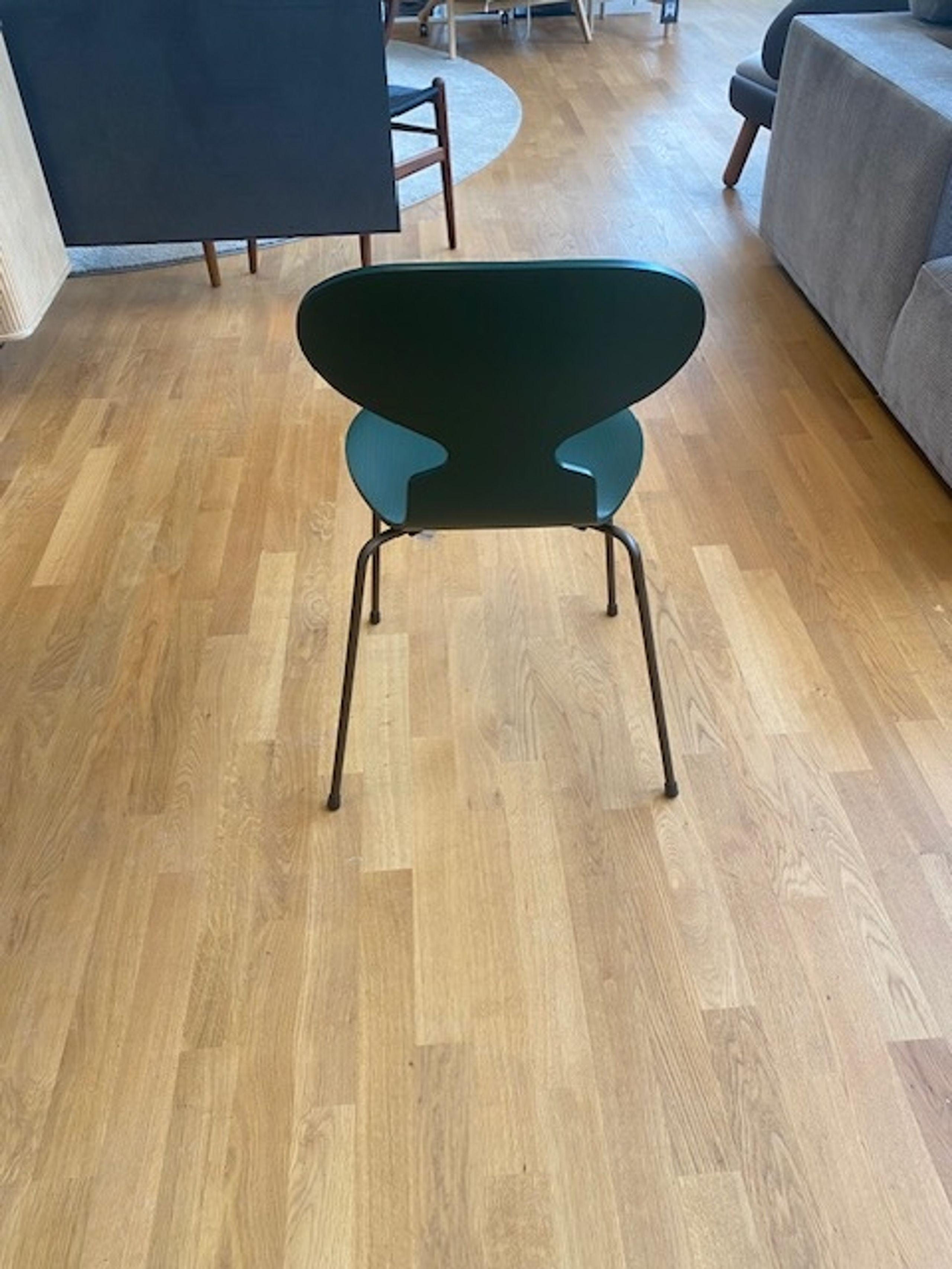 Fritz Hansen - Silla de comedor - Ant chair by Arne Jacobsen - Showroom model - Dark Green Ash / Brown Legs
