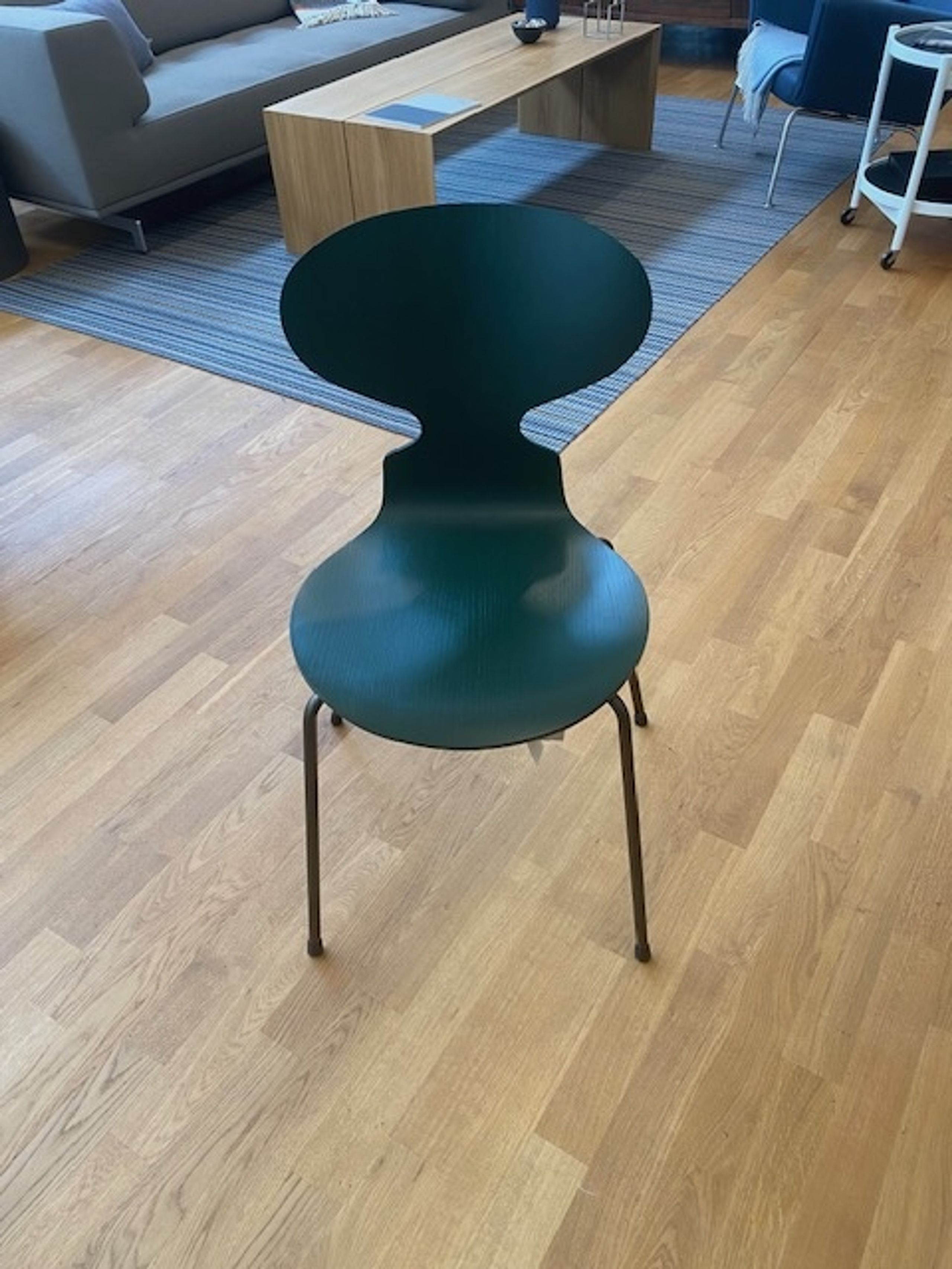 Fritz Hansen - Silla de comedor - Ant chair by Arne Jacobsen - Showroom model - Dark Green Ash / Brown Legs