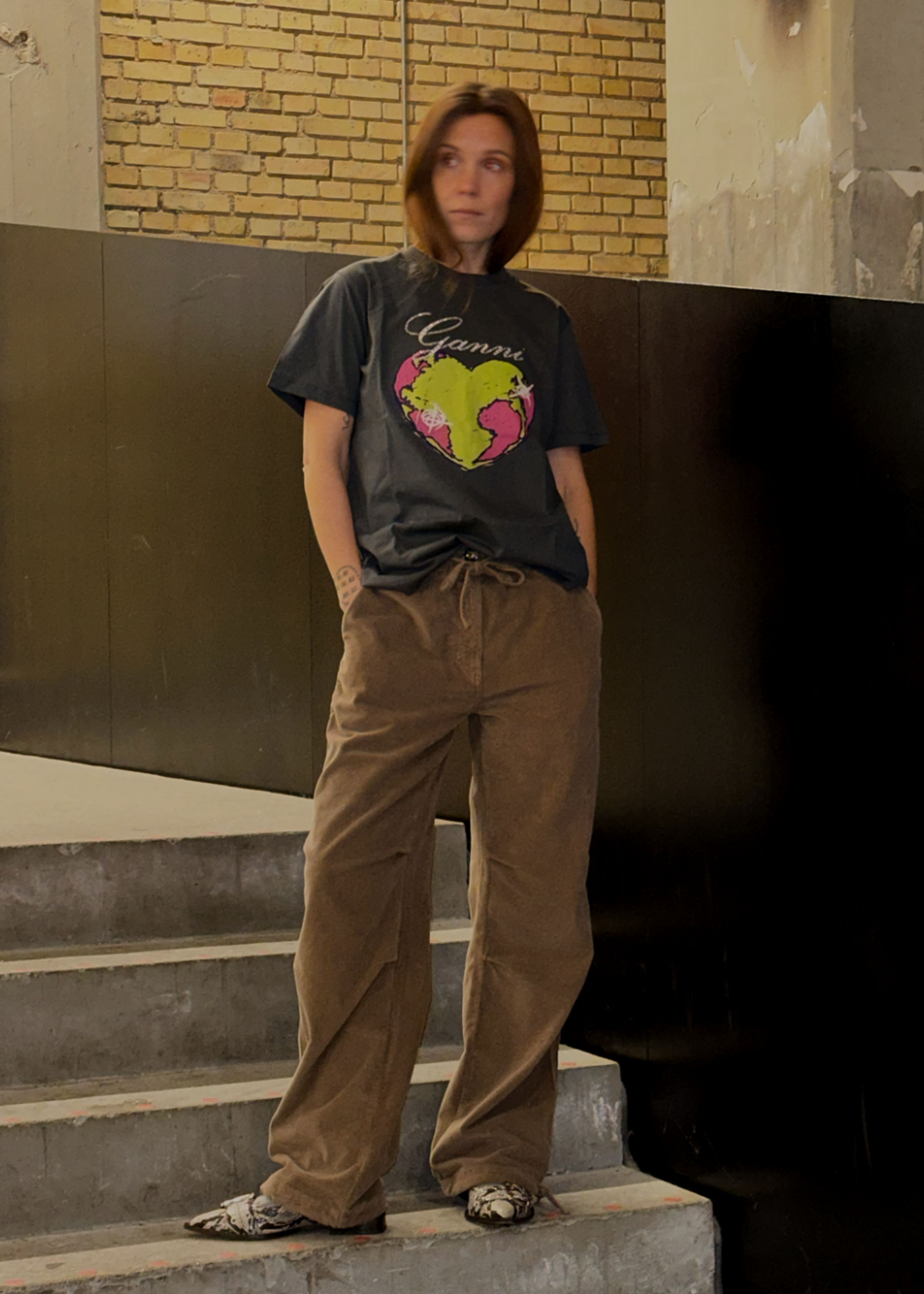 Ganni - T-Shirt - Basic Jersey Heart Relaxed T-shirt - Volcanic Ash