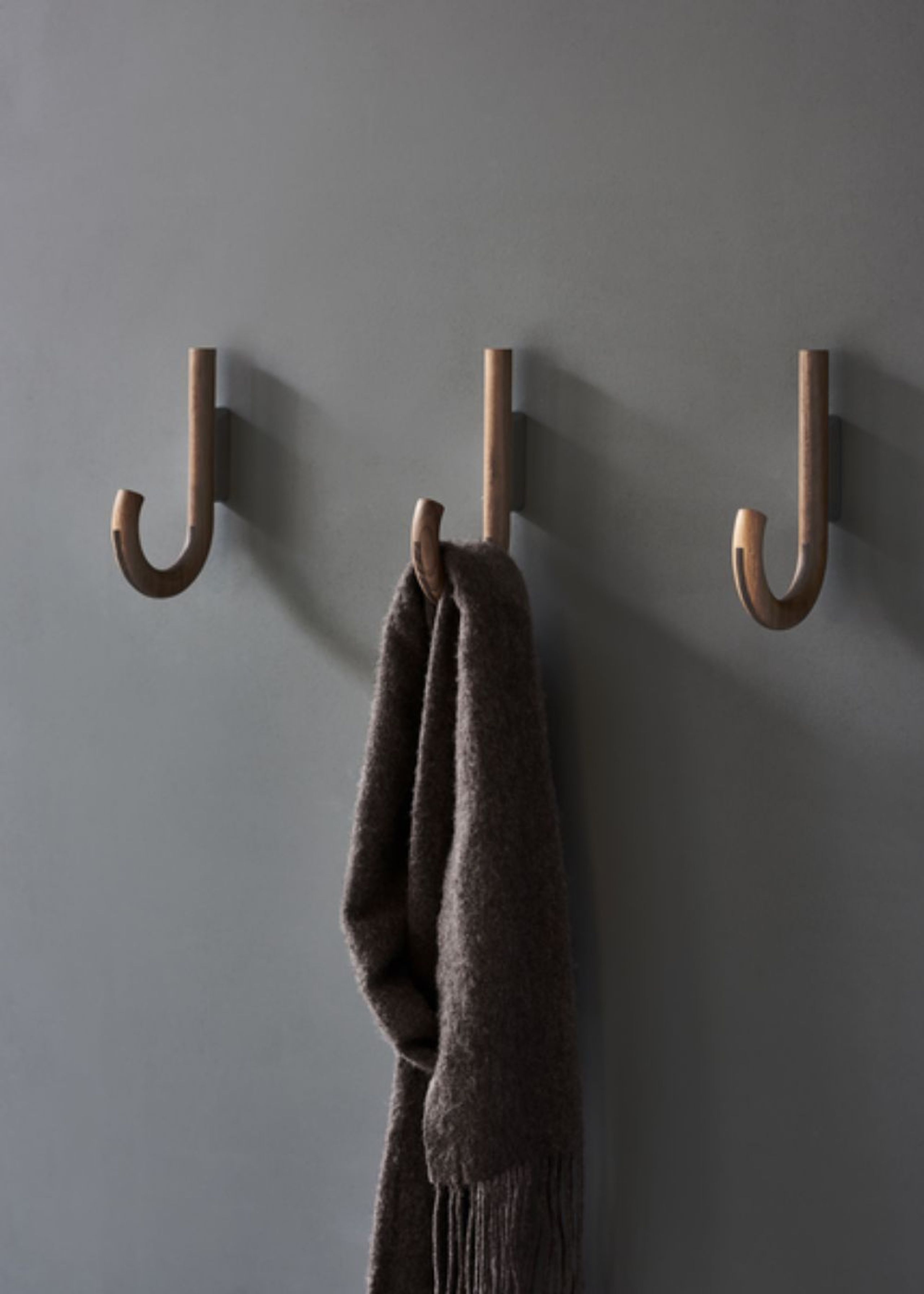 Gejst - Bügel - Hook Hanger - Black hook / Brass wall mount
