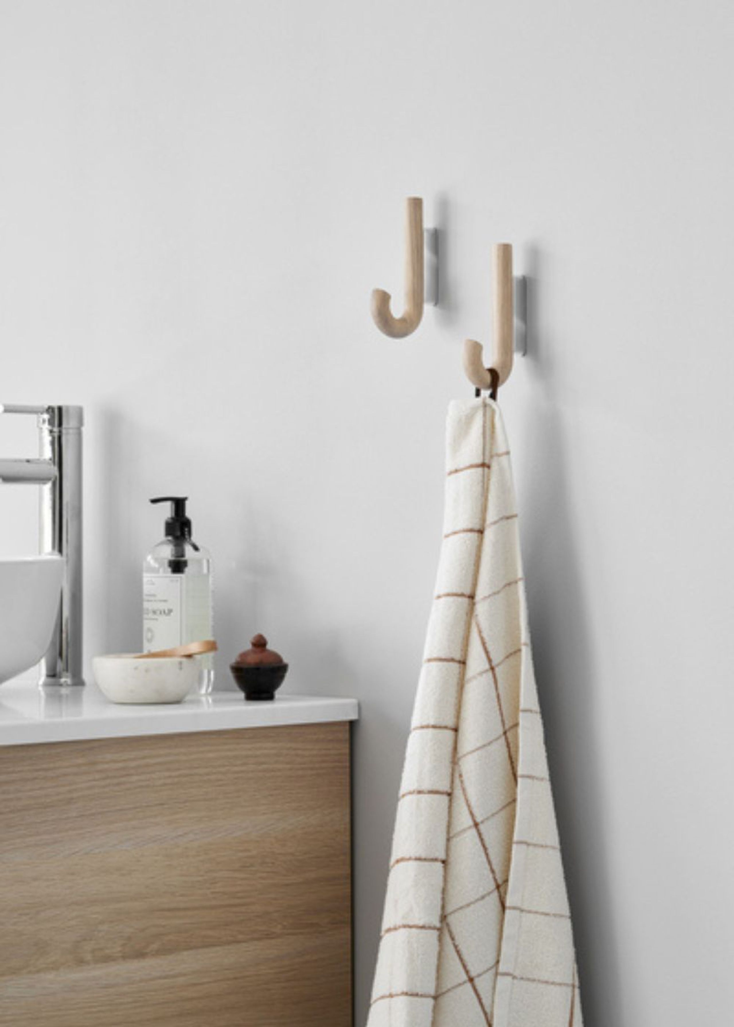 Gejst - Bügel - Hook Hanger - Black hook / Brass wall mount