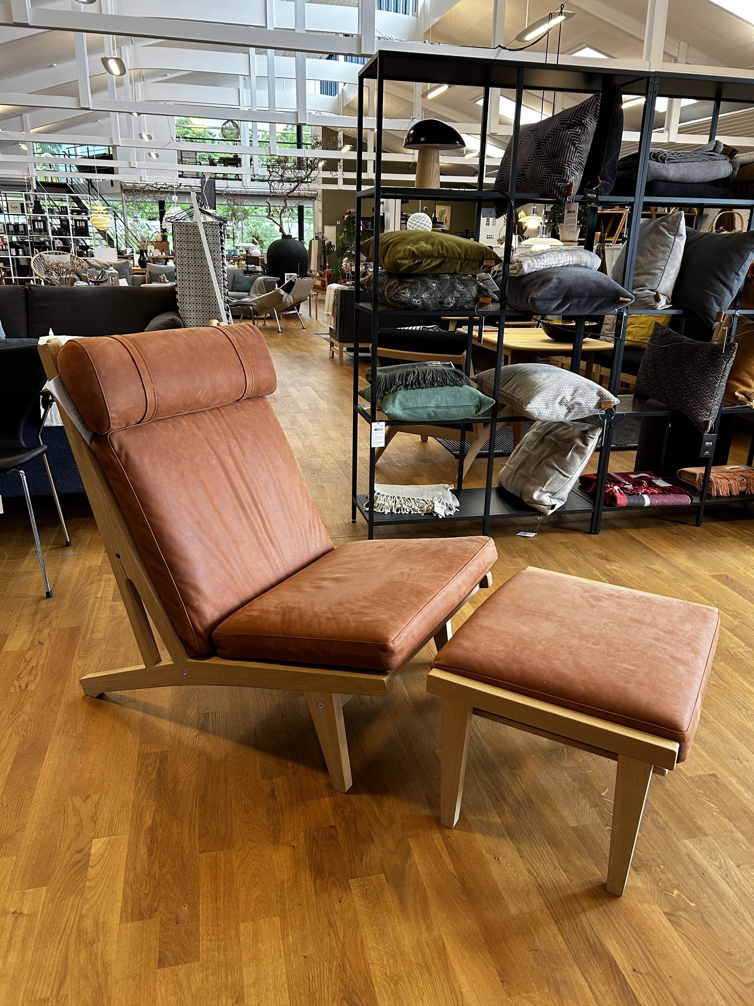 Getama - Lænestol - GE375 Høj stol uden arm m. fodskammel / af Hans J. Wegner - Udstillingsmodel - Dunes Rust - 21002 / Sæbebehandlet Eg