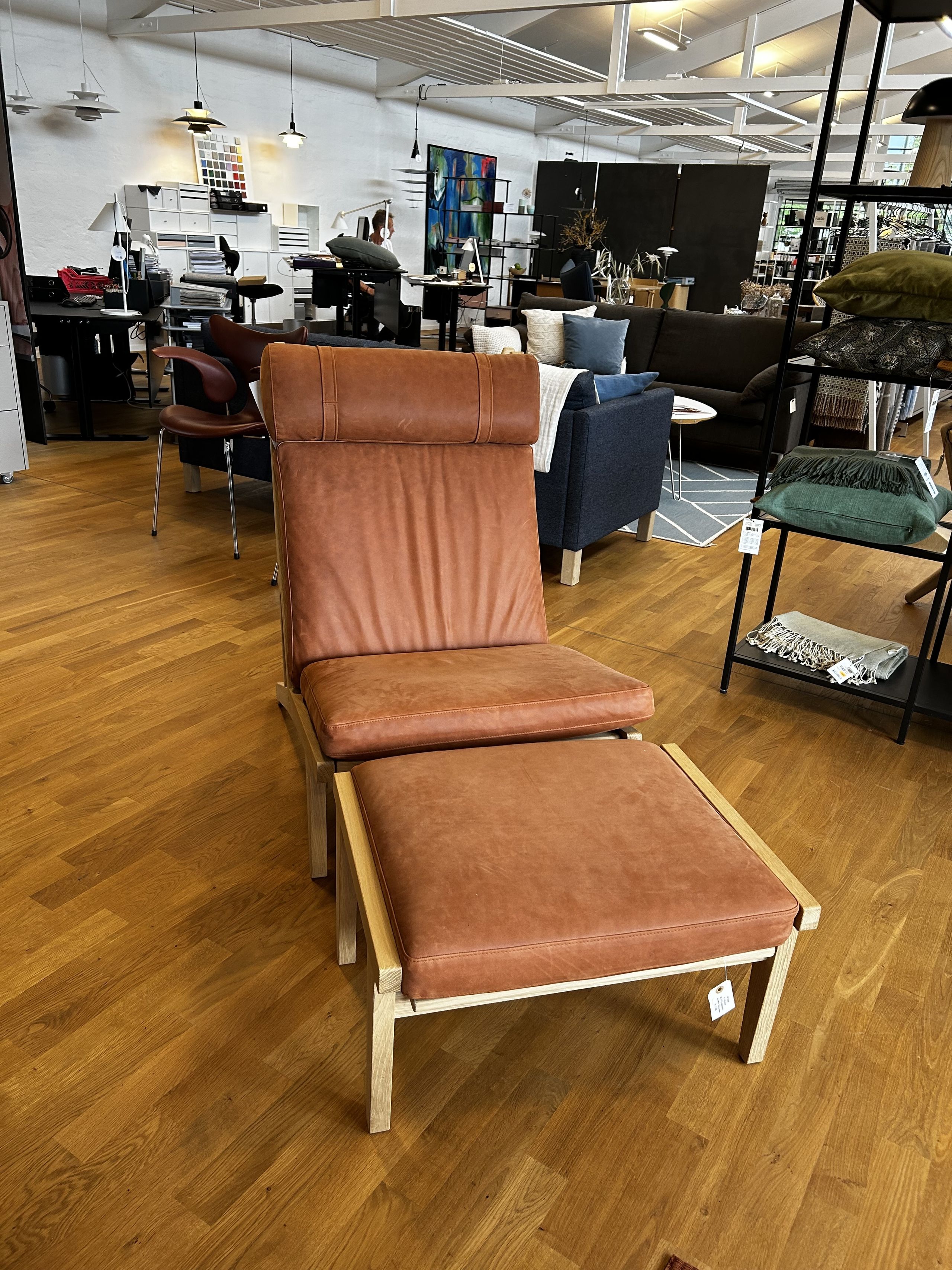 Getama - Lænestol - GE375 Høj stol uden arm m. fodskammel / af Hans J. Wegner - Udstillingsmodel - Dunes Rust - 21002 / Sæbebehandlet Eg