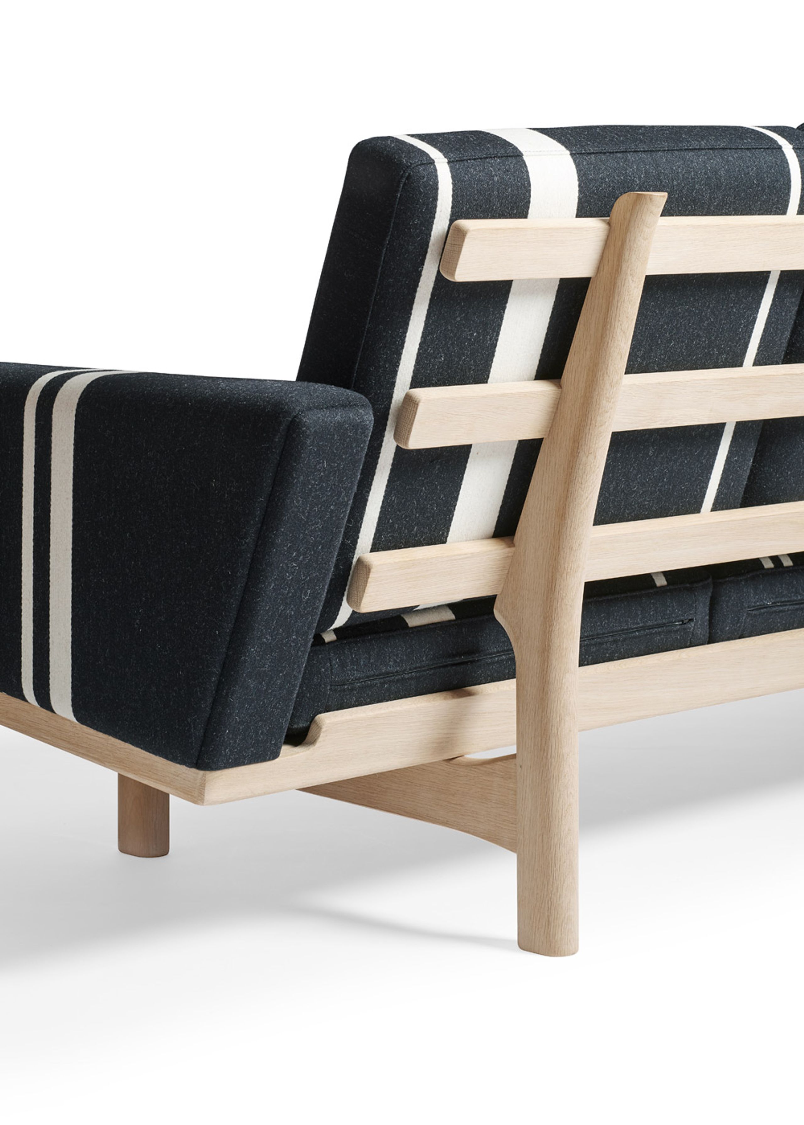 Getama - Divano - GE236 / 3 seater / Matrix / by Hans J. Wegner - Oak