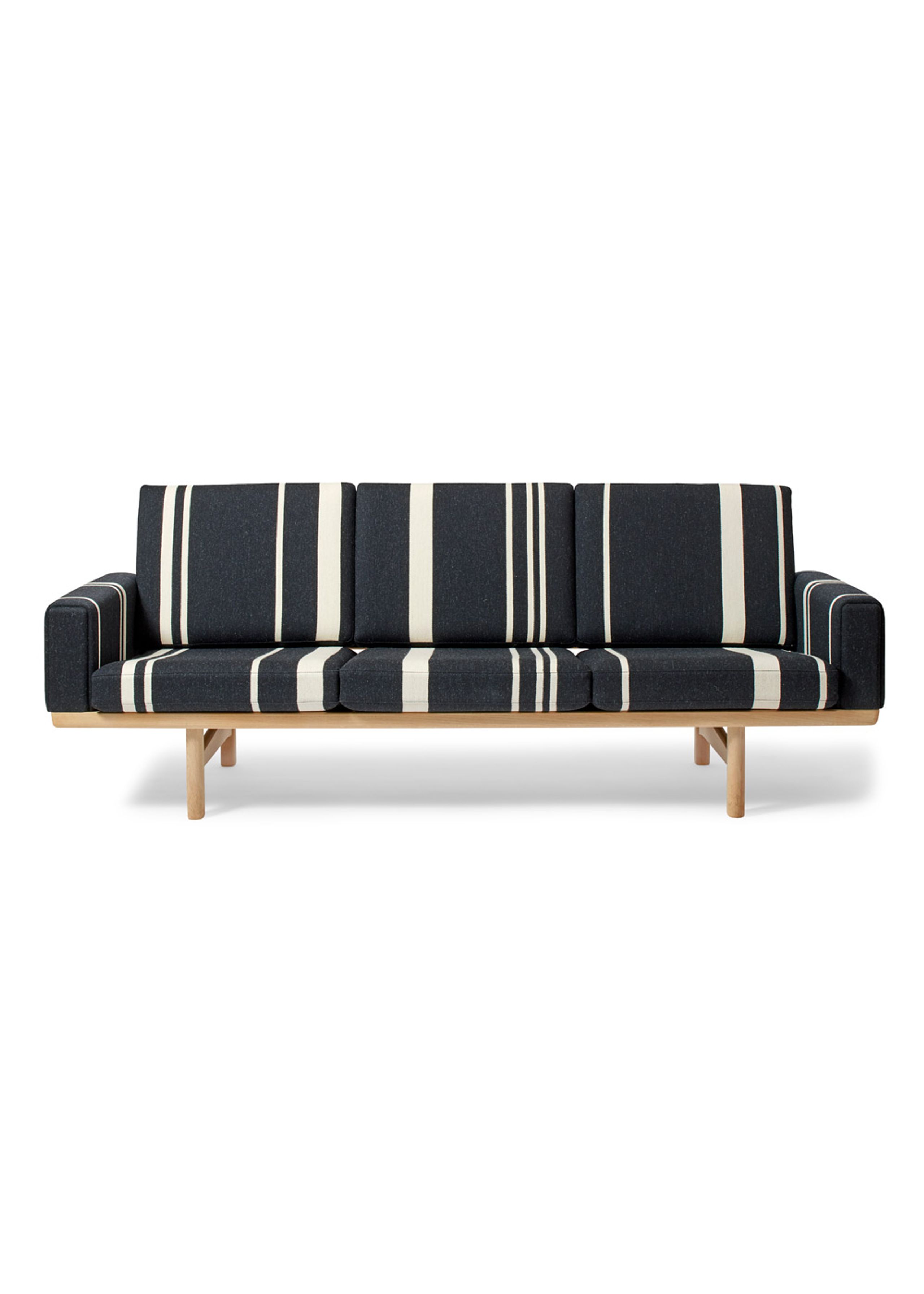 Getama - Kanapa - GE236 / 2 seater / Matrix / by Hans J. Wegner - Oak