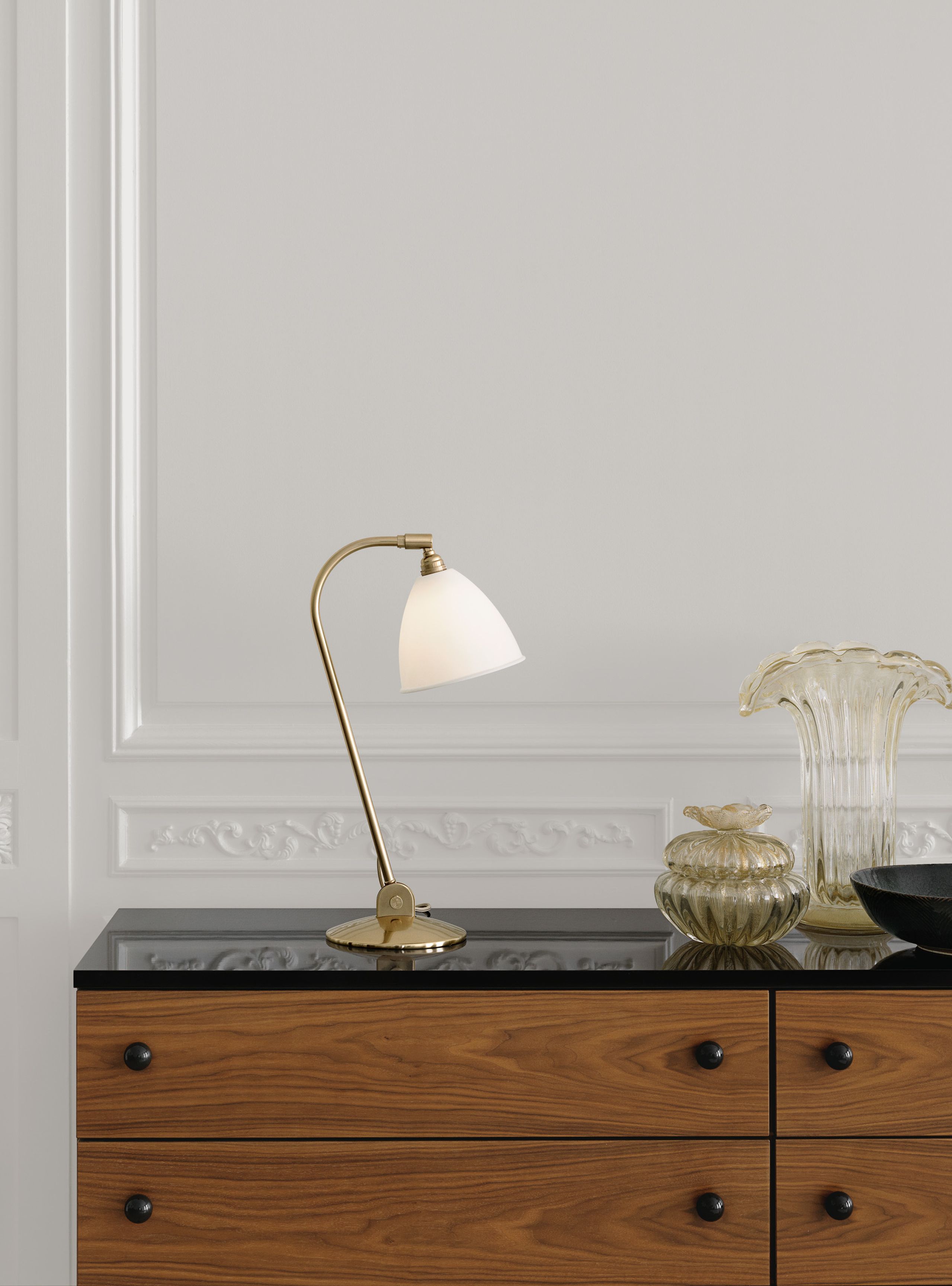 GUBI - Bordlampe - BL2 Table Lamp - Base: Brass / Shade: Bone China