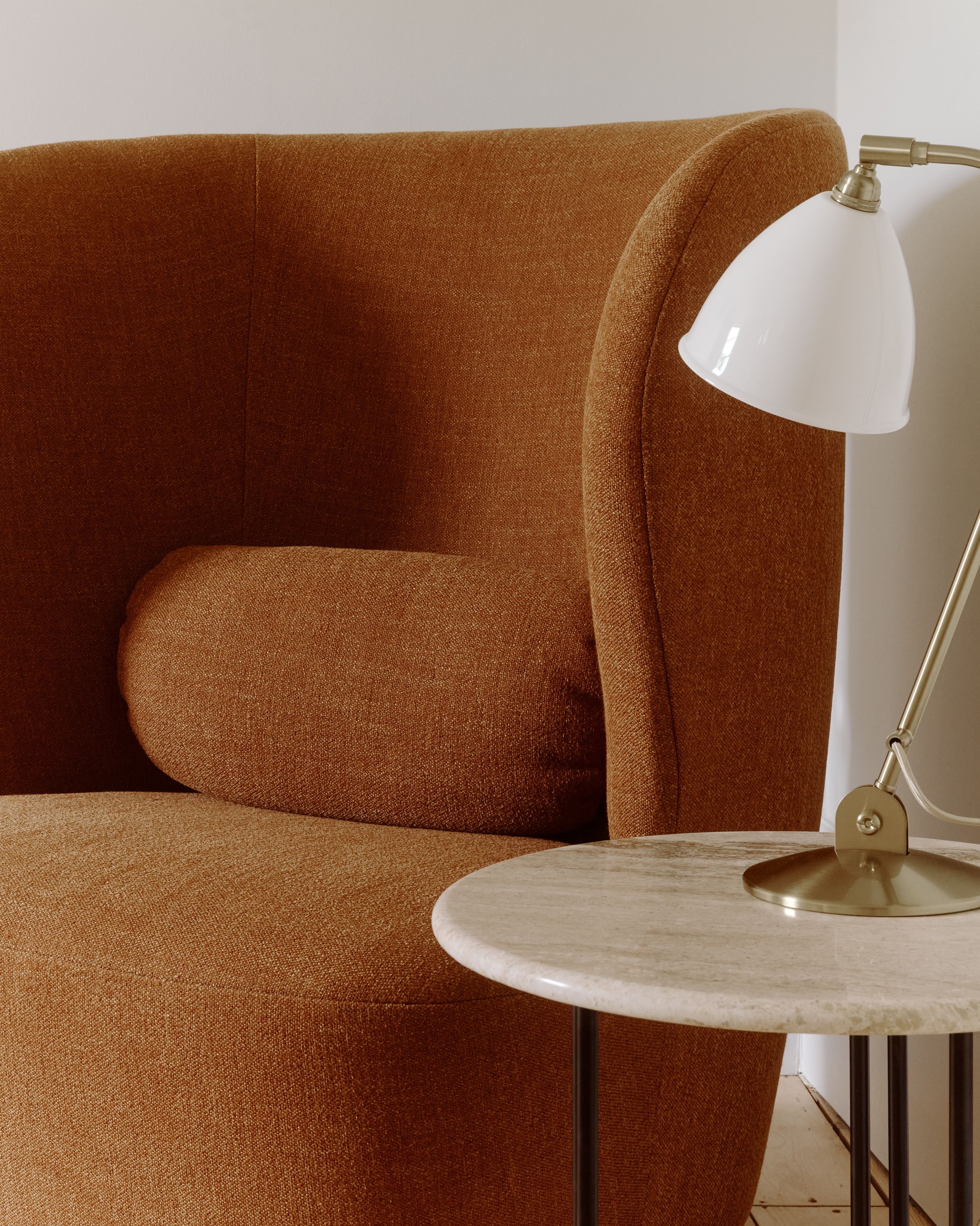 GUBI - Bordlampe - BL2 Table Lamp - Base: Brass / Shade: Bone China