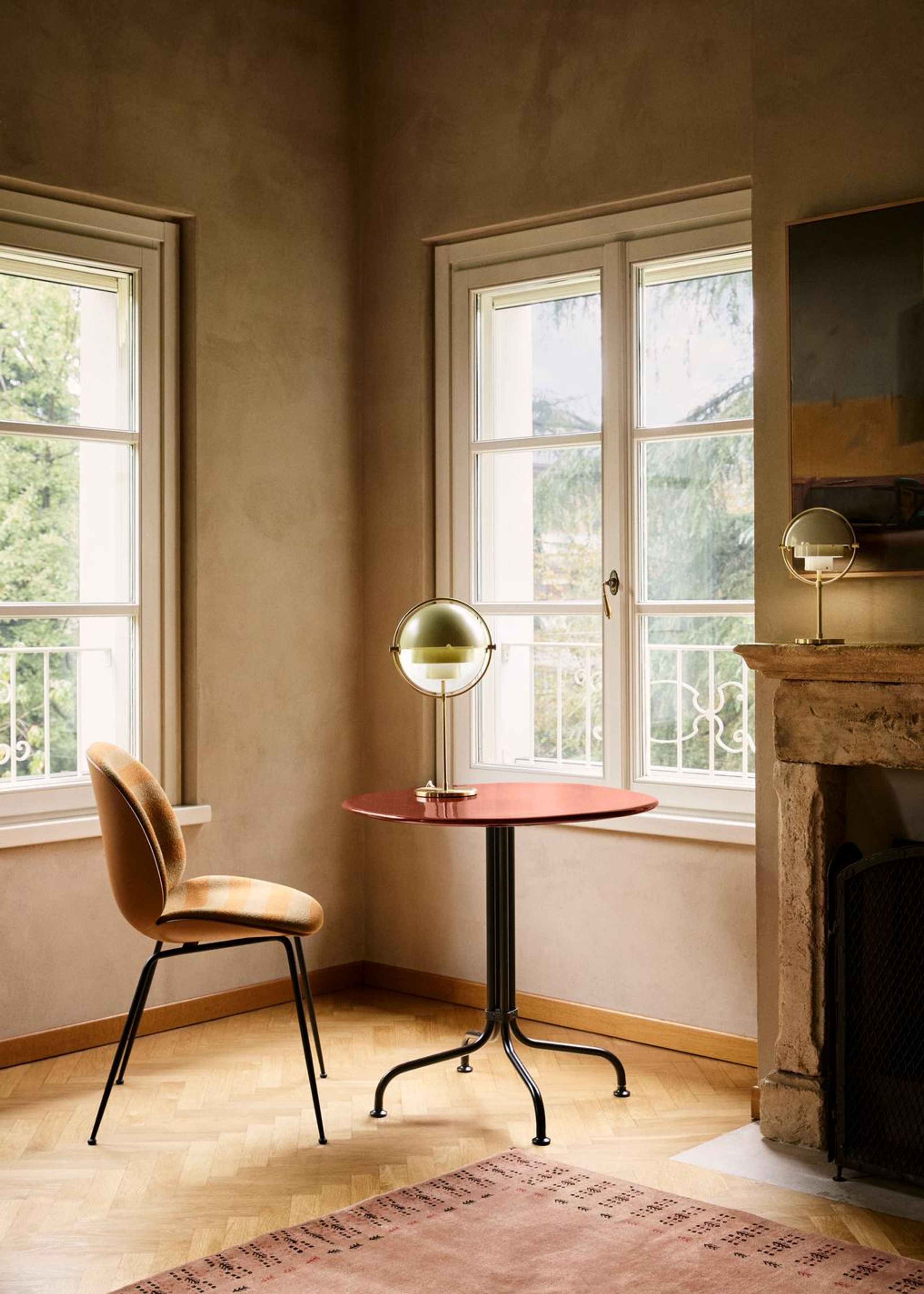 GUBI - Bordlampe - Multi-Lite Table Lamp - Base: Brass / Shade: Black Semi Matt