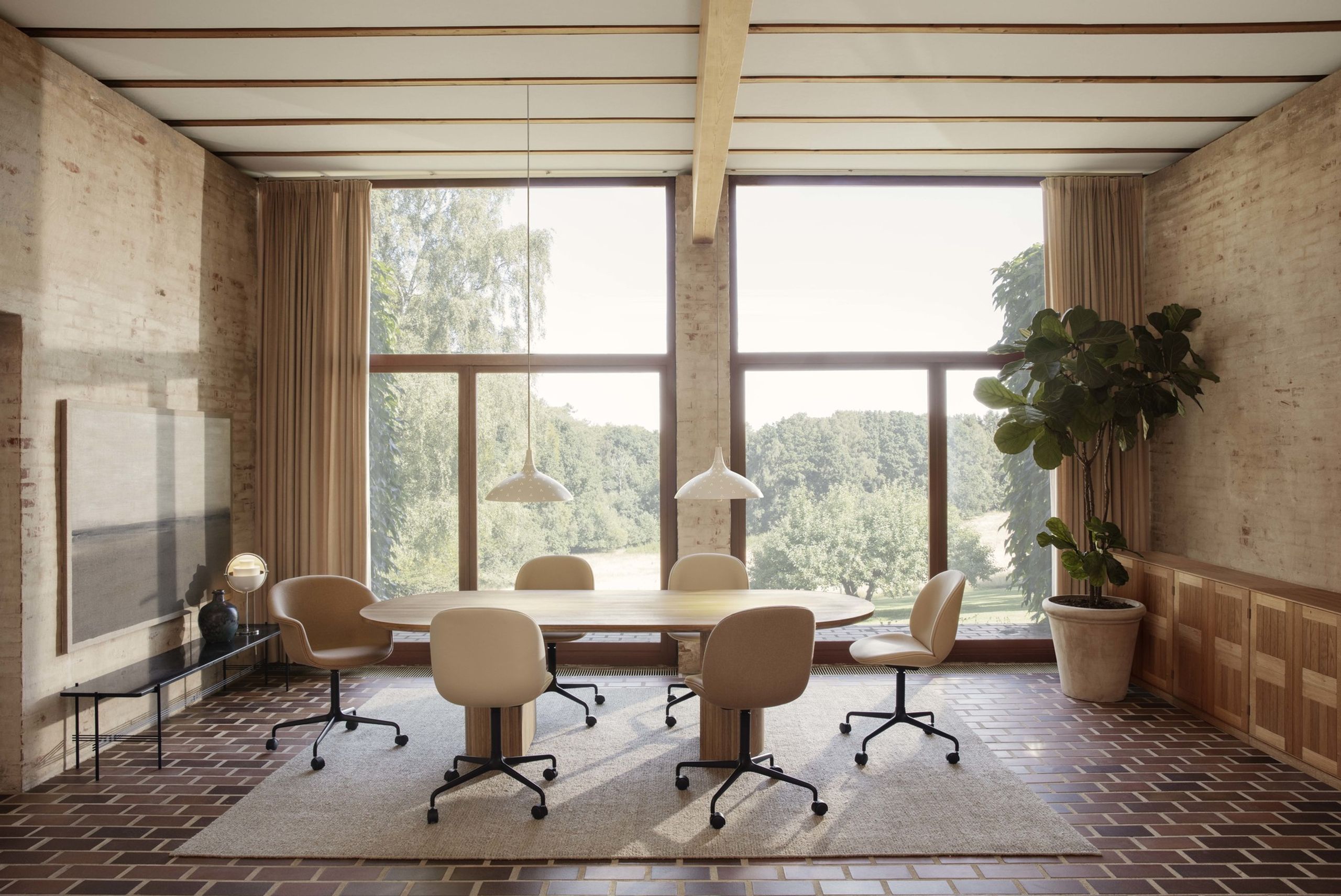 GUBI - Bordlampe - Multi-Lite Table Lamp - Base: Brass / Shade: Black Semi Matt