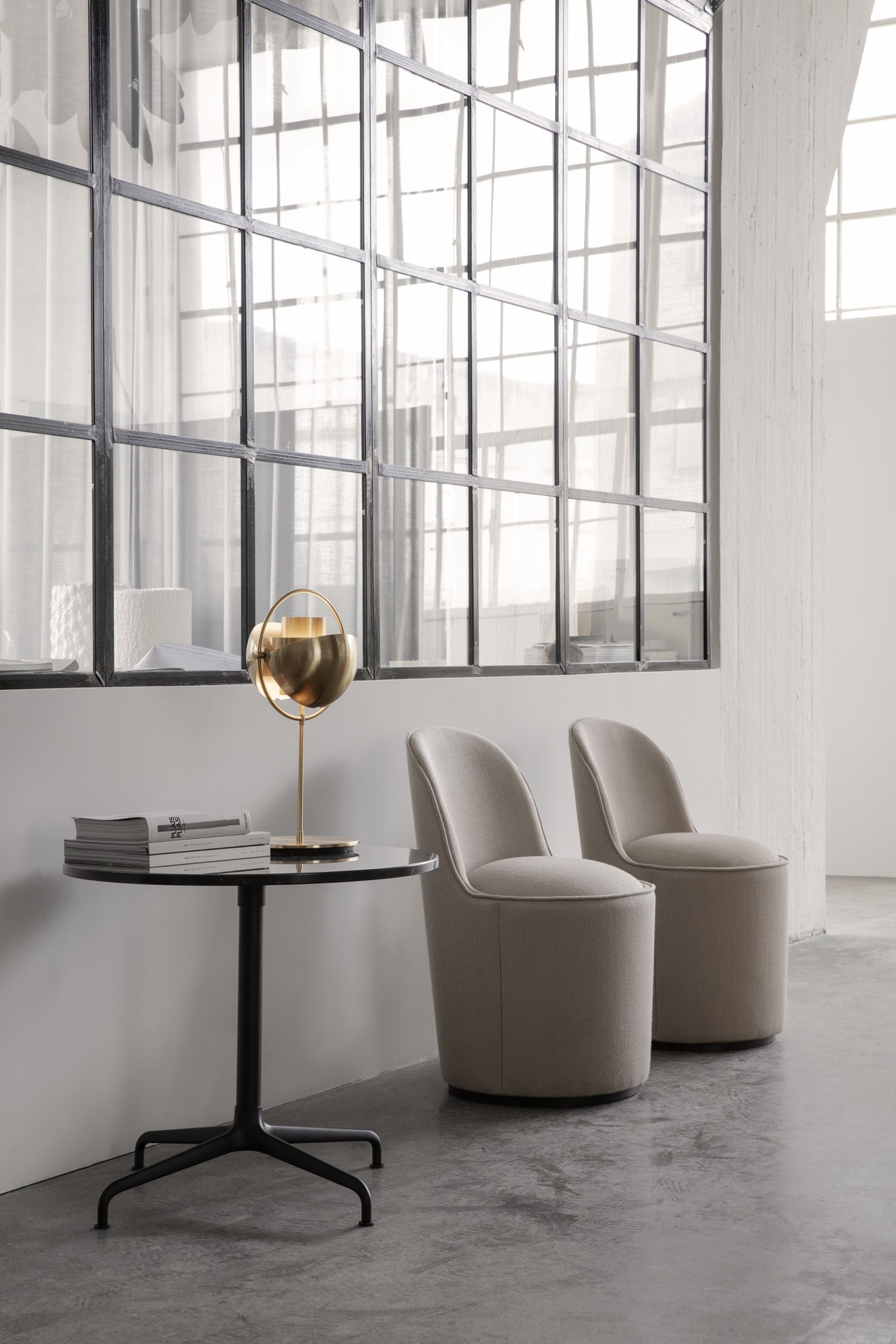 GUBI - Bordlampe - Multi-Lite Table Lamp - Base: Chrome / Shade: White Semi Matt