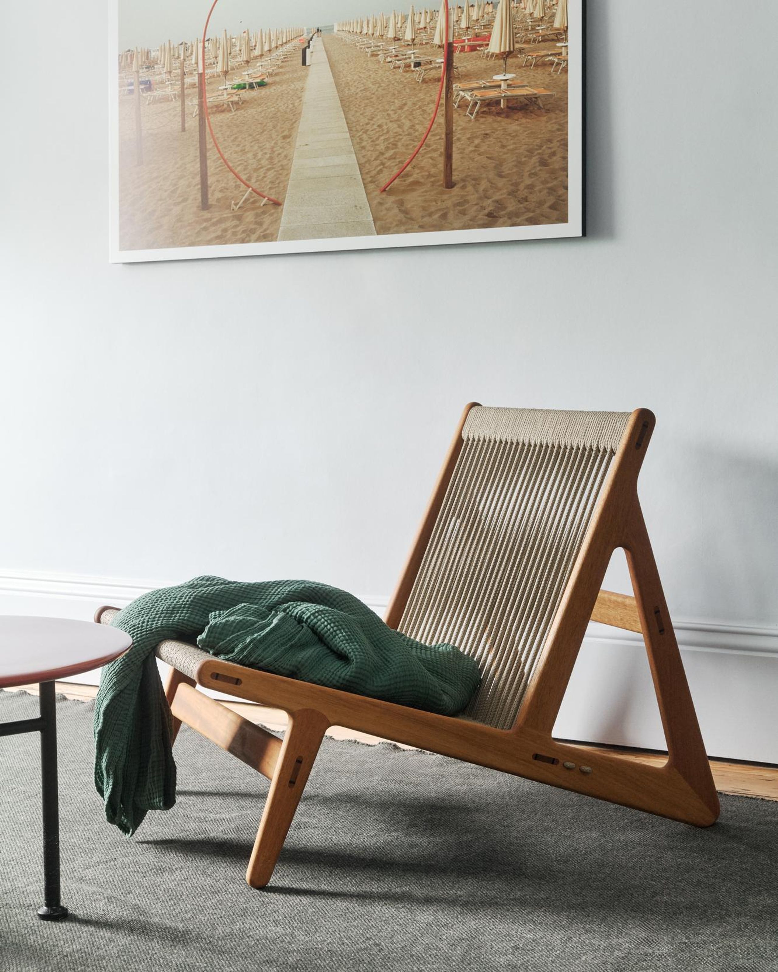 GUBI - Loungestol - MR01 Initial Chair - With Cushion - Base: Solid Oak Oiled / Rope: Natural Flag