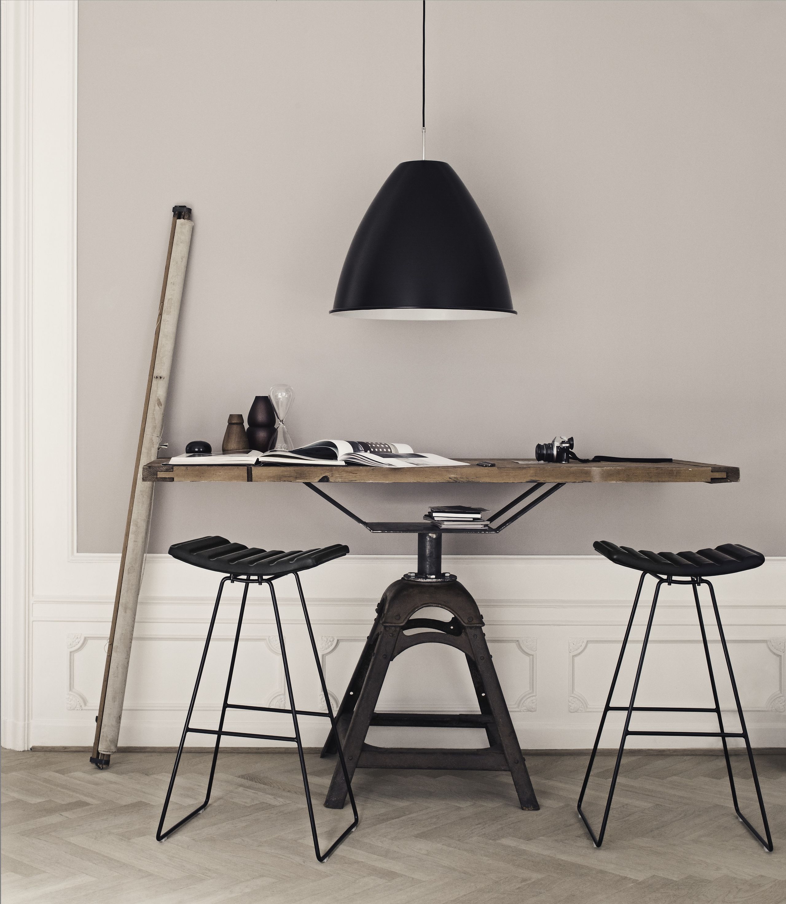 GUBI - Pendel - BL9 Pendant - Ø21 (M) - Base: Brass / Shade: Bone China