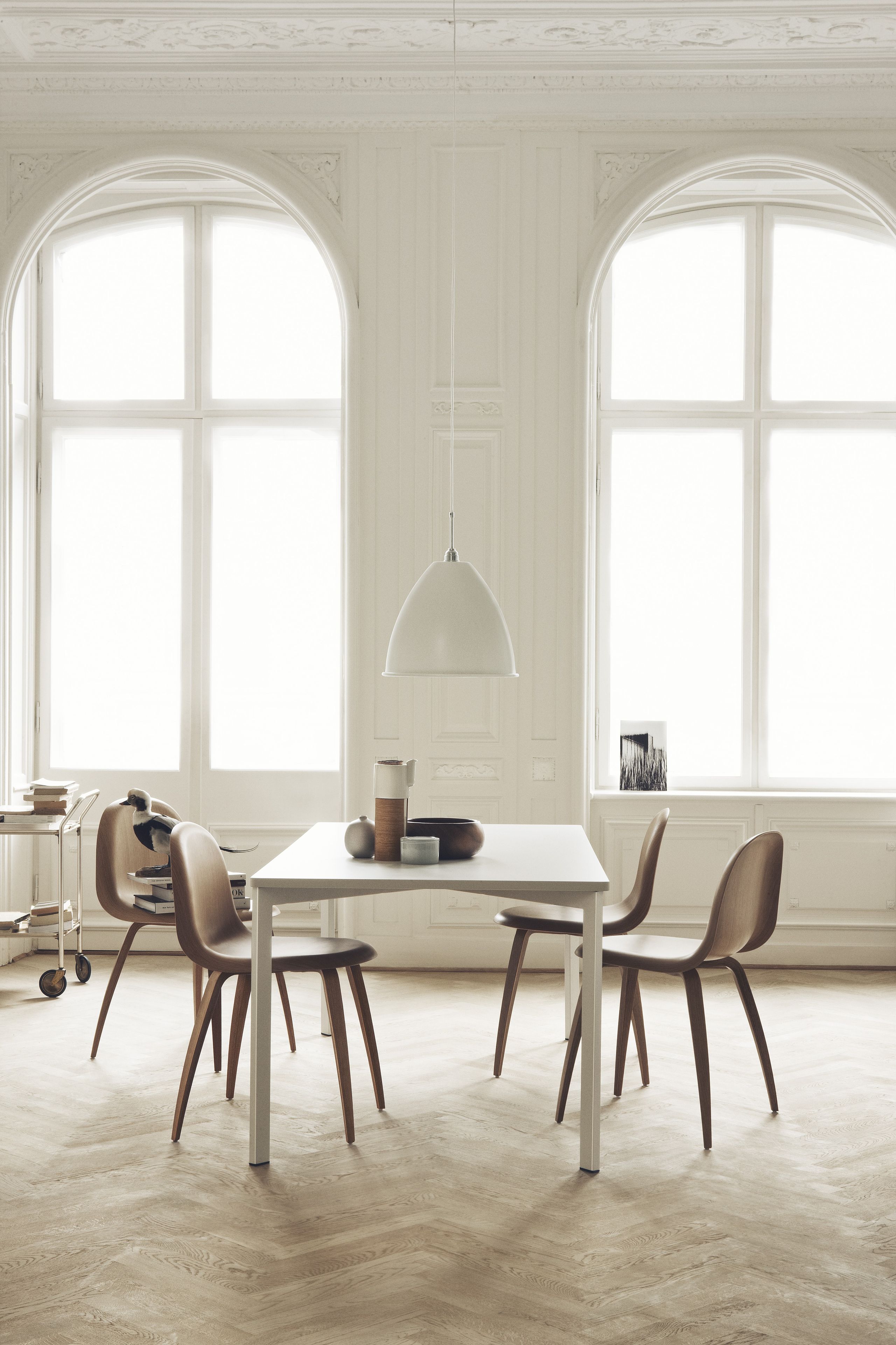GUBI - Pendel - BL9 Pendant - Ø21 (M) - Base: Brass / Shade: Bone China