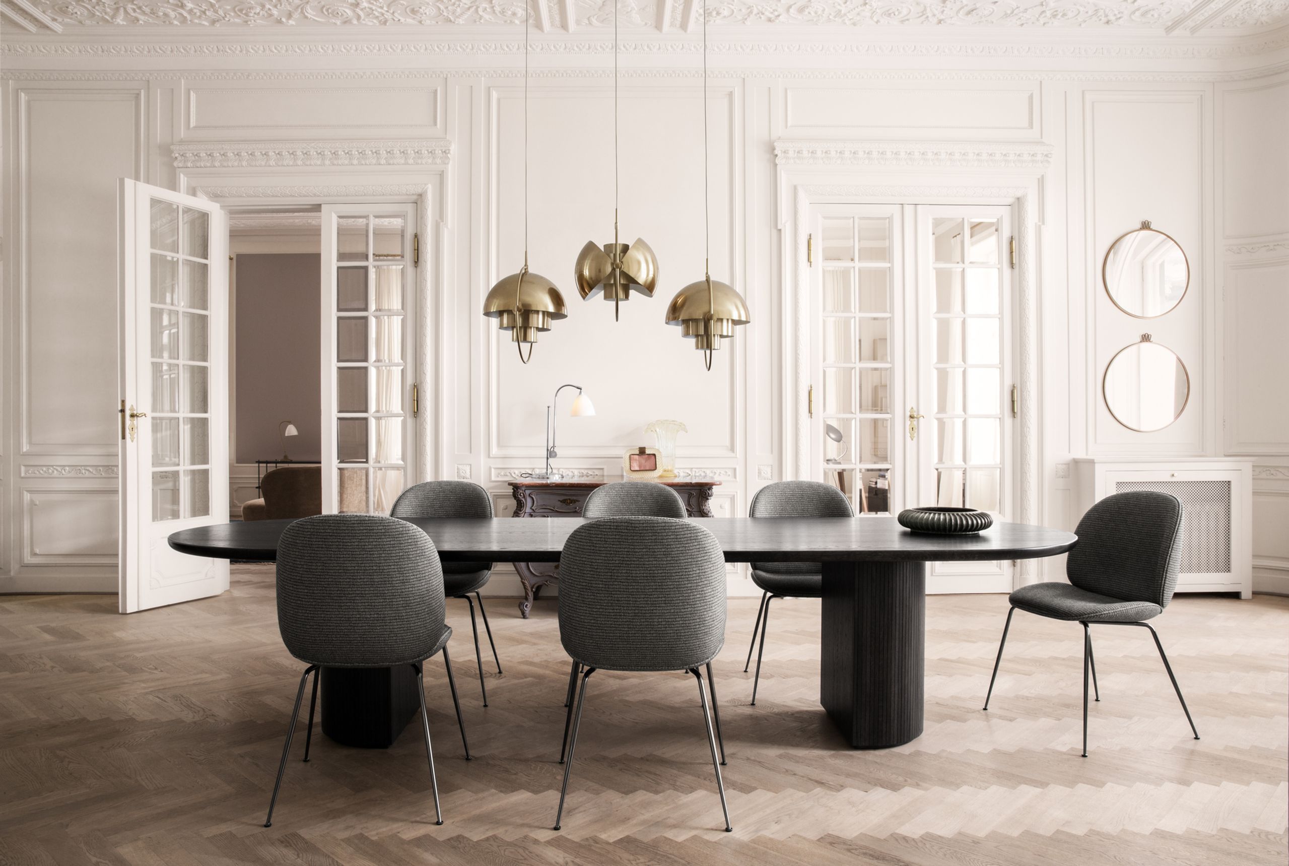 GUBI - Pendel - Multi-Lite Pendant - Small - Base: Brass / Shade: Black Semi Matt