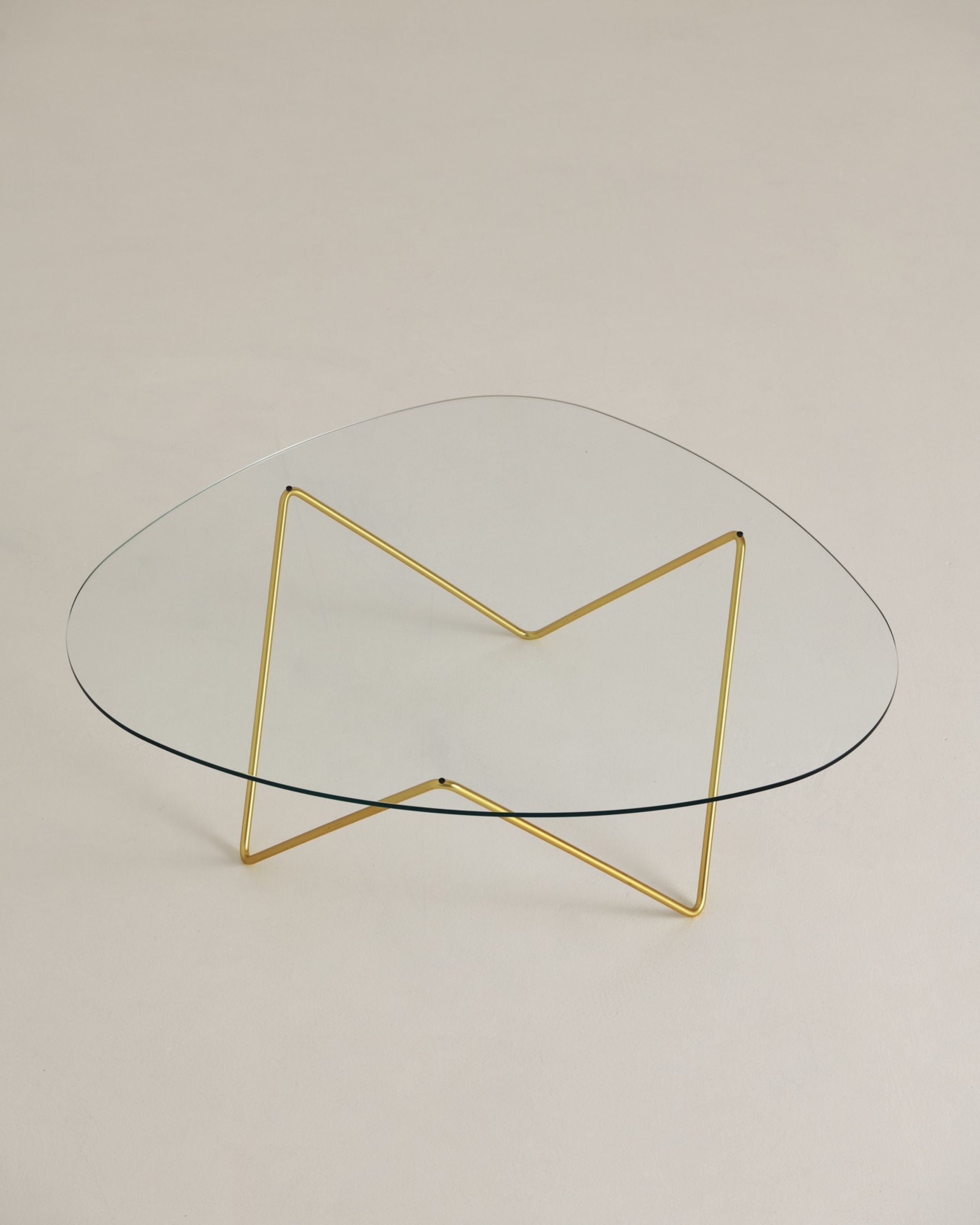 GUBI - Sofabord - Pedrera Coffee Table - Base: Brass Semi Matt / Top: Transparent Glass