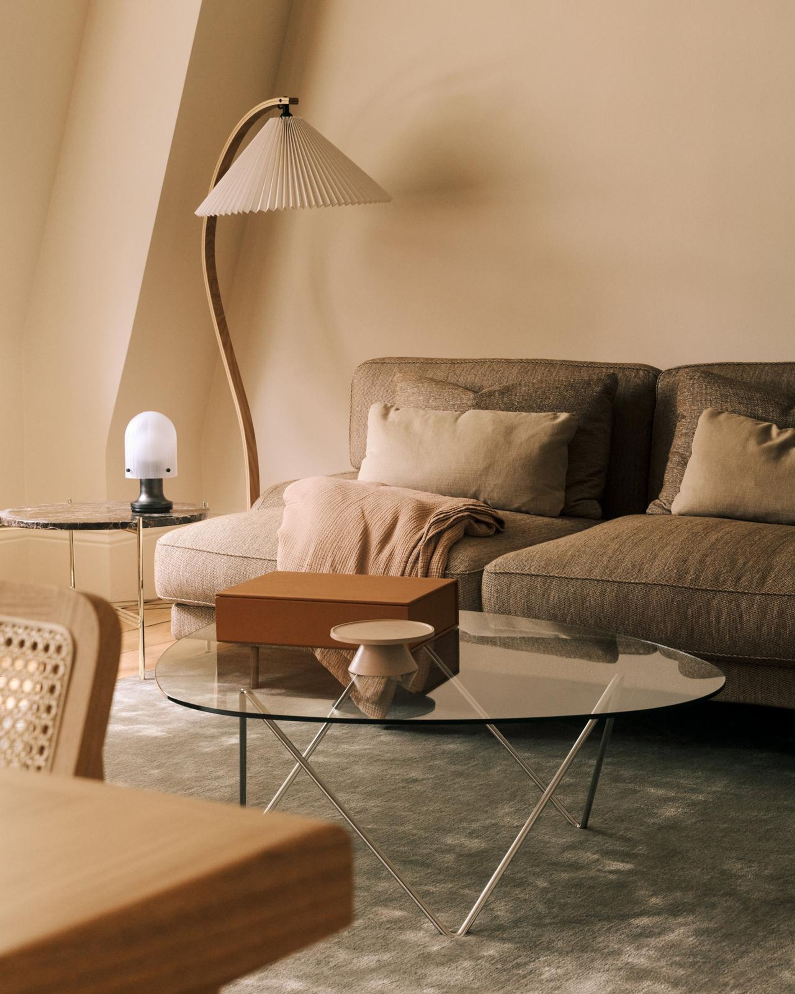 GUBI - Sofabord - Pedrera Coffee Table - Base: Brass Semi Matt / Top: Transparent Glass