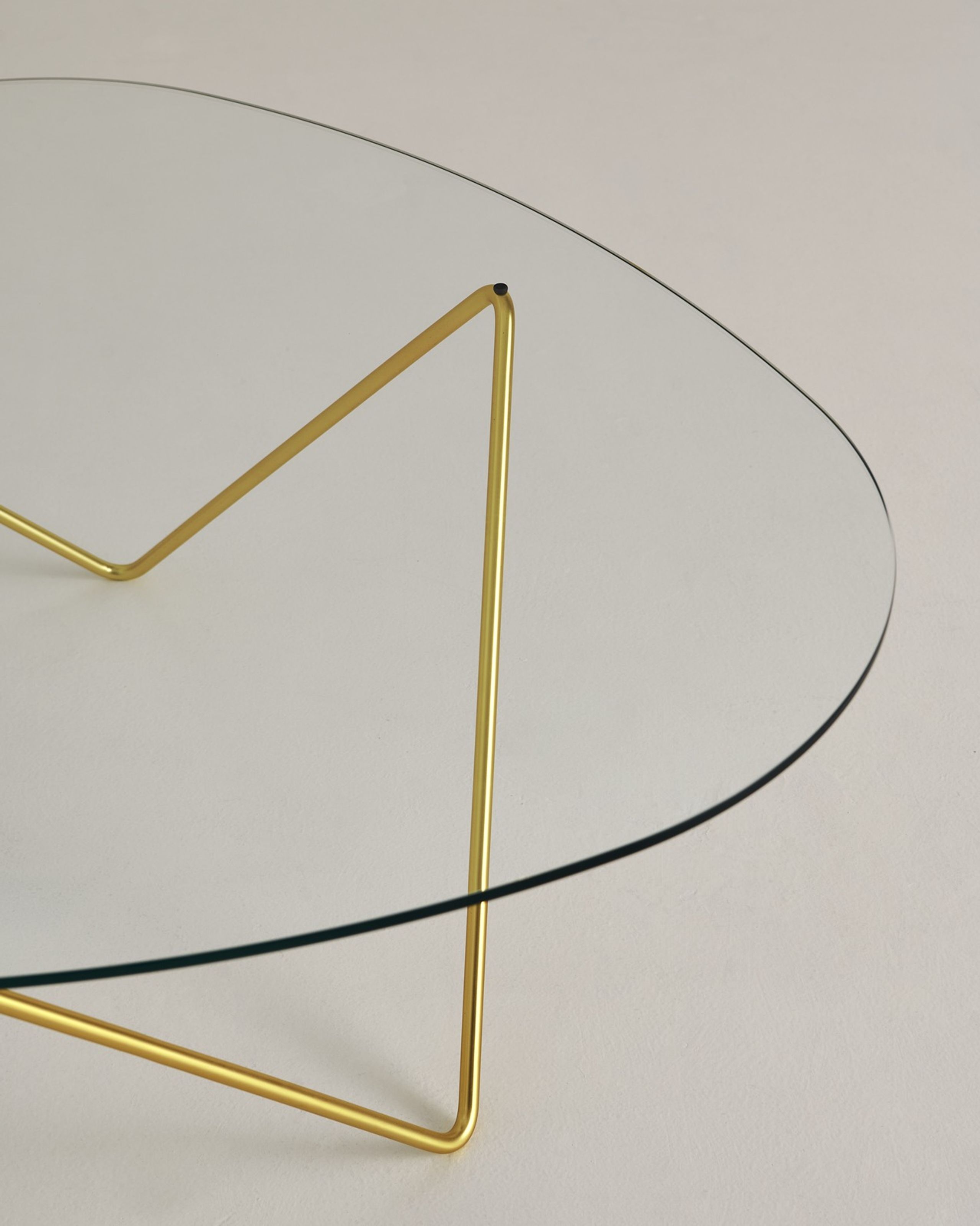 GUBI - Sofabord - Pedrera Coffee Table - Base: Brass Semi Matt / Top: Transparent Glass