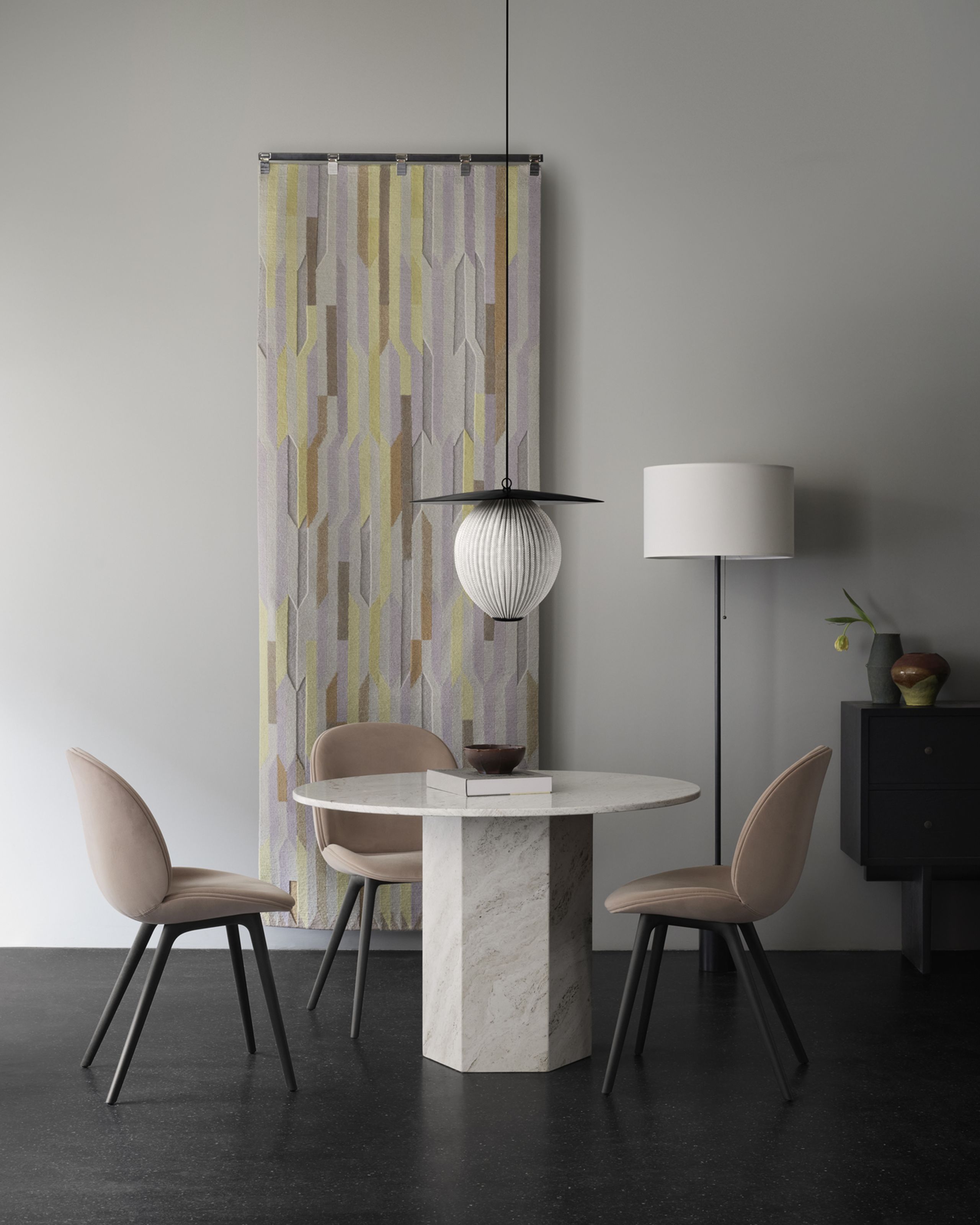 GUBI - Spisebord - Epic Dining Table - Round - Base: Neutral White / Top: Neutral White Travertine