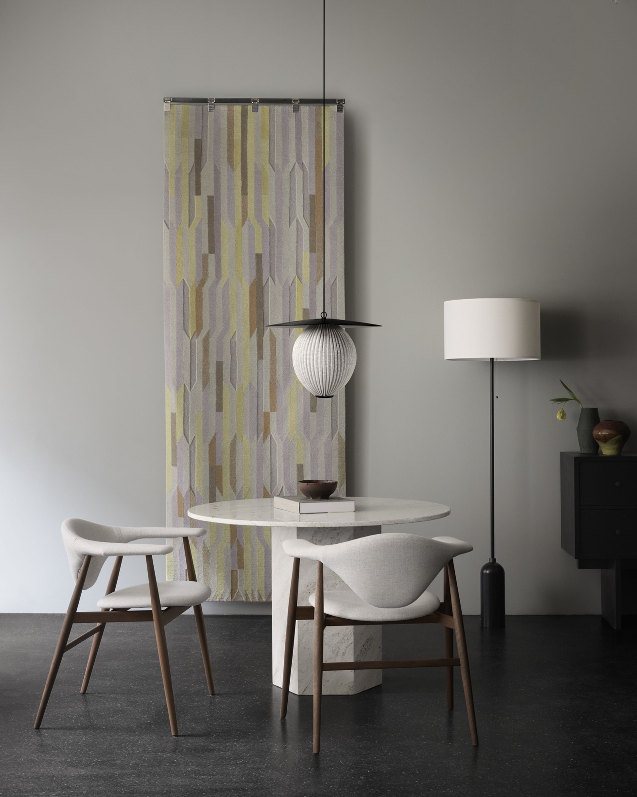 GUBI - Spisebord - Epic Dining Table - Round - Base: Neutral White / Top: Neutral White Travertine