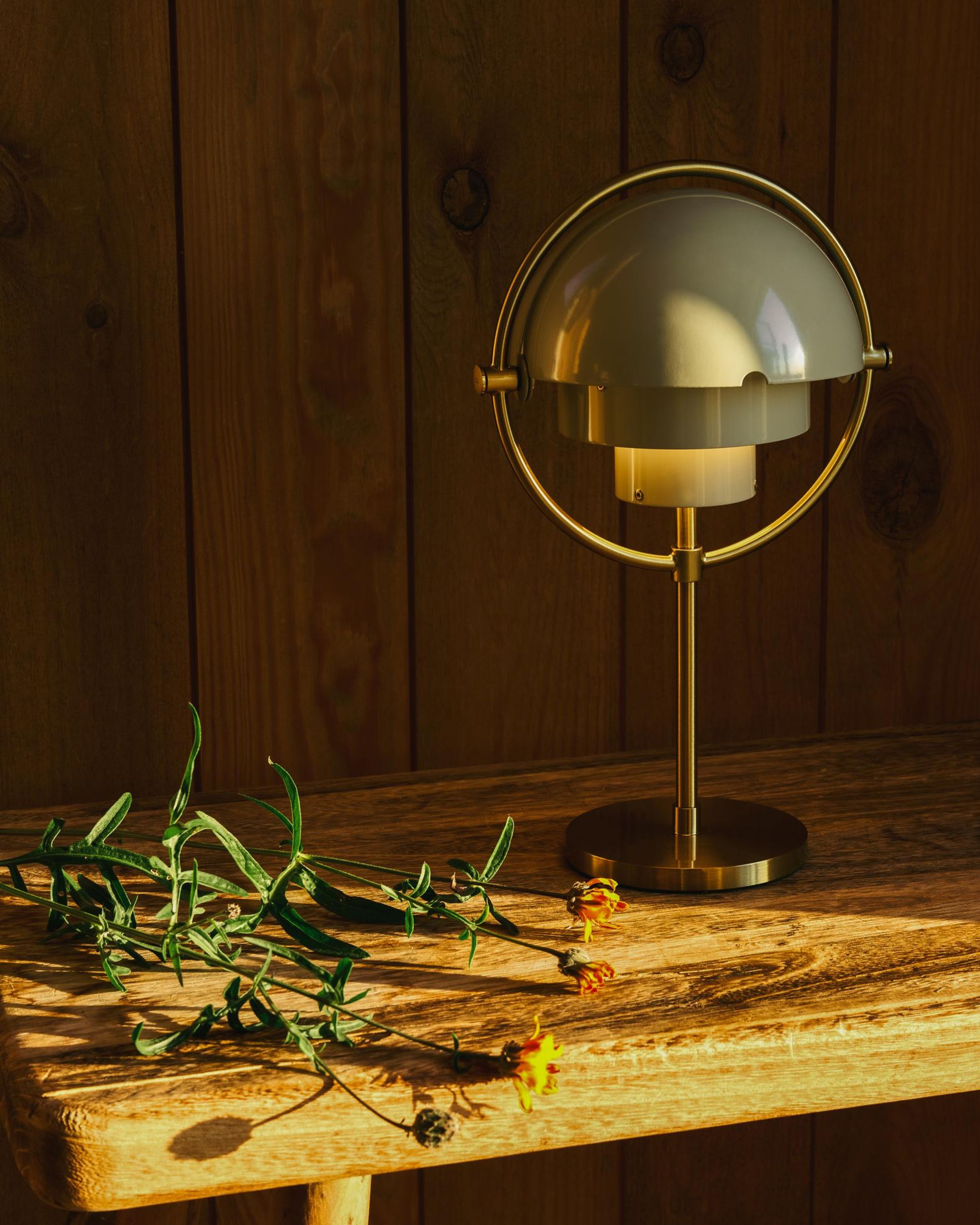 GUBI - Trådløs lampe - Multi-lite Portable Lamp, Eu - Lamp Base: Black Brass, Lamp Shade: Black Brass