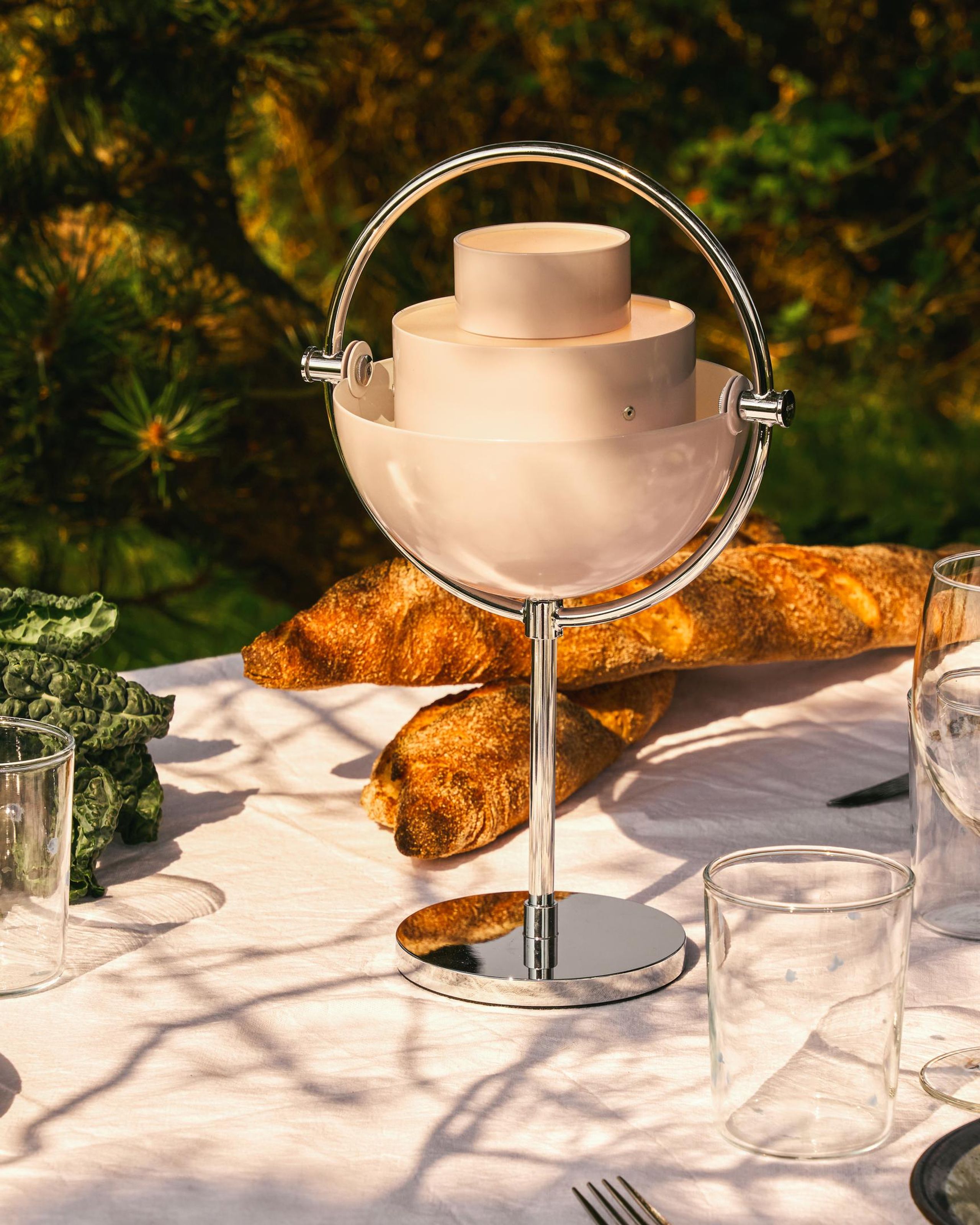 GUBI - Trådløs lampe - Multi-lite Portable Lamp, Eu - Lamp Base: Black Brass, Lamp Shade: Black Brass