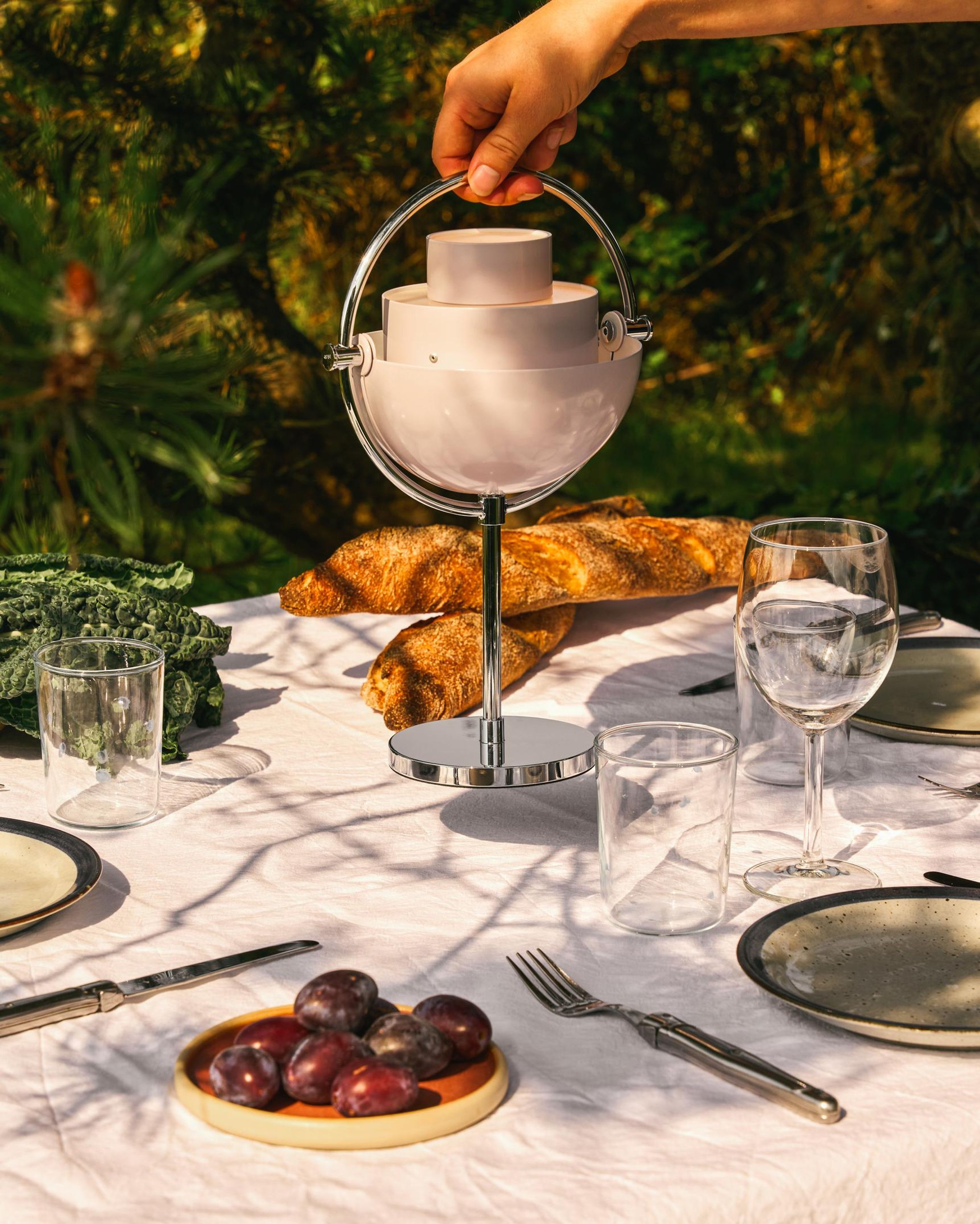 GUBI - Trådløs lampe - Multi-lite Portable Lamp, Eu - Lamp Base: Chrome, Lamp Shade: Pale Lilac