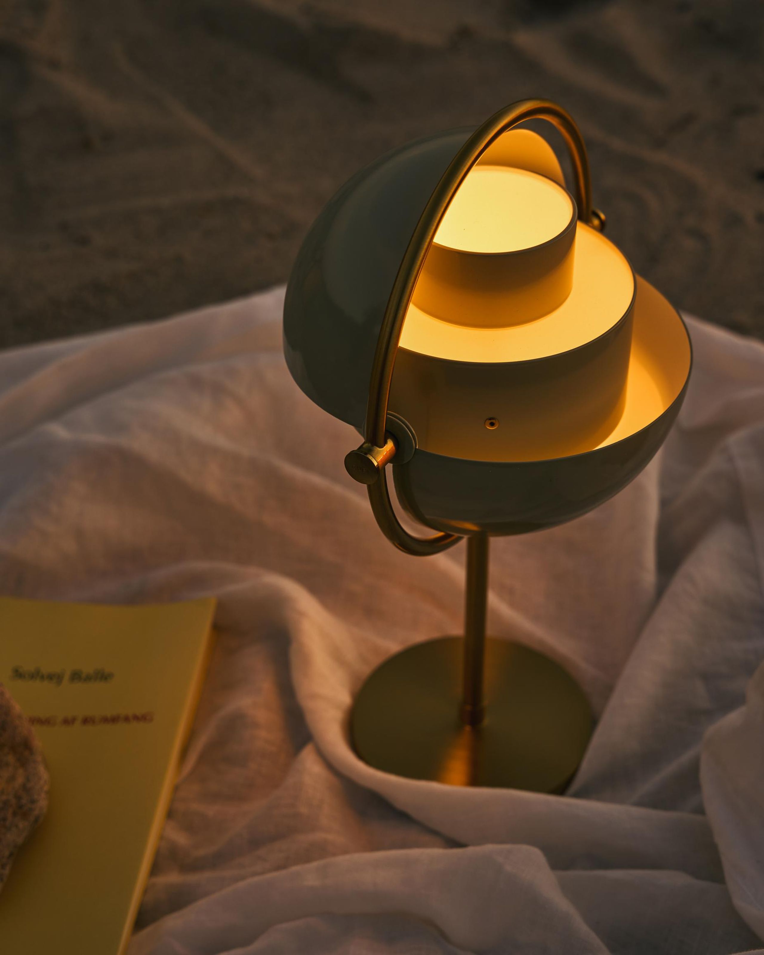 GUBI - Trådløs lampe - Multi-lite Portable Lamp, Eu - Lamp Base: Chrome, Lamp Shade: White Semi Matt