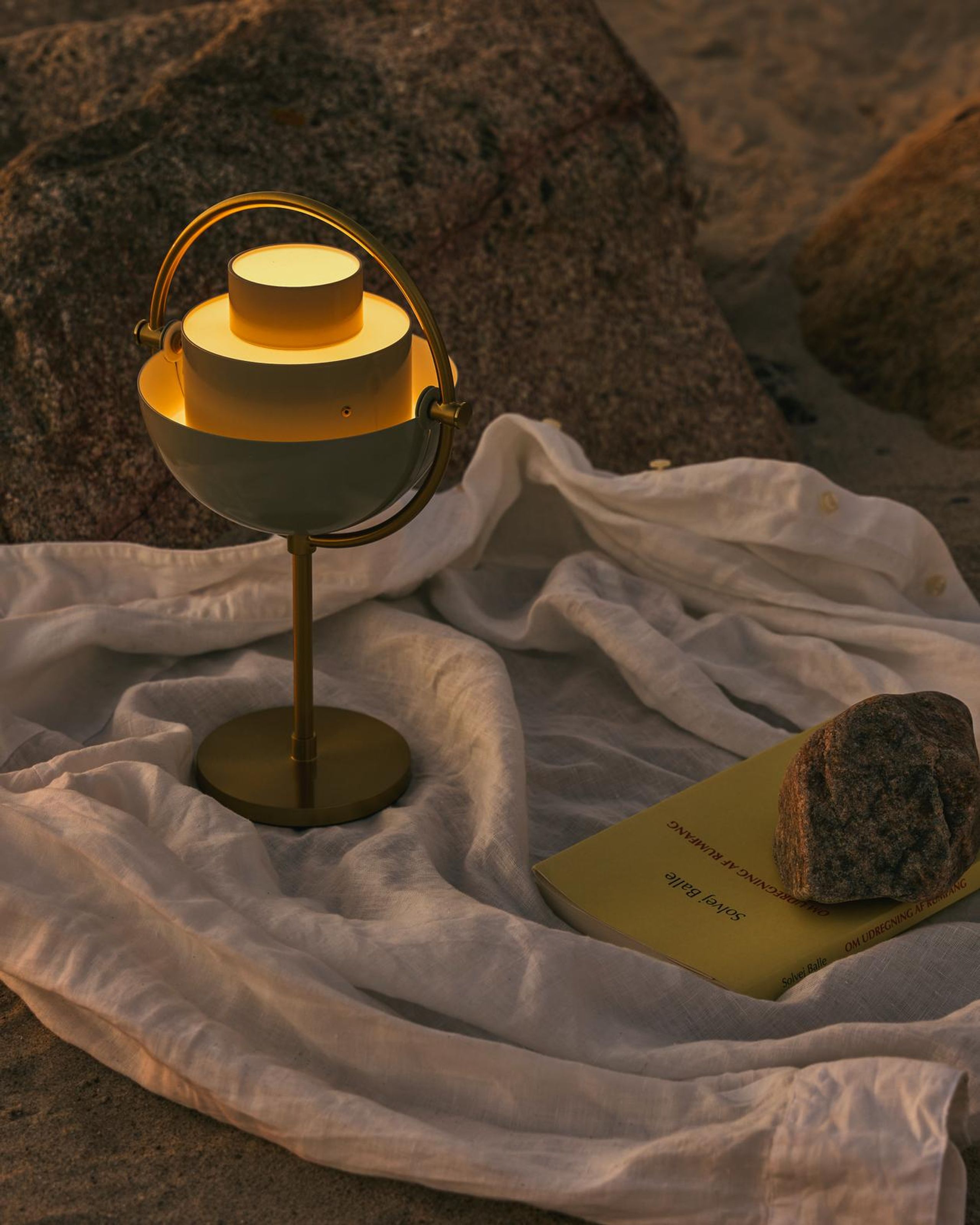 GUBI - Trådløs lampe - Multi-lite Portable Lamp, Eu - Lamp Base: Chrome, Lamp Shade: White Semi Matt