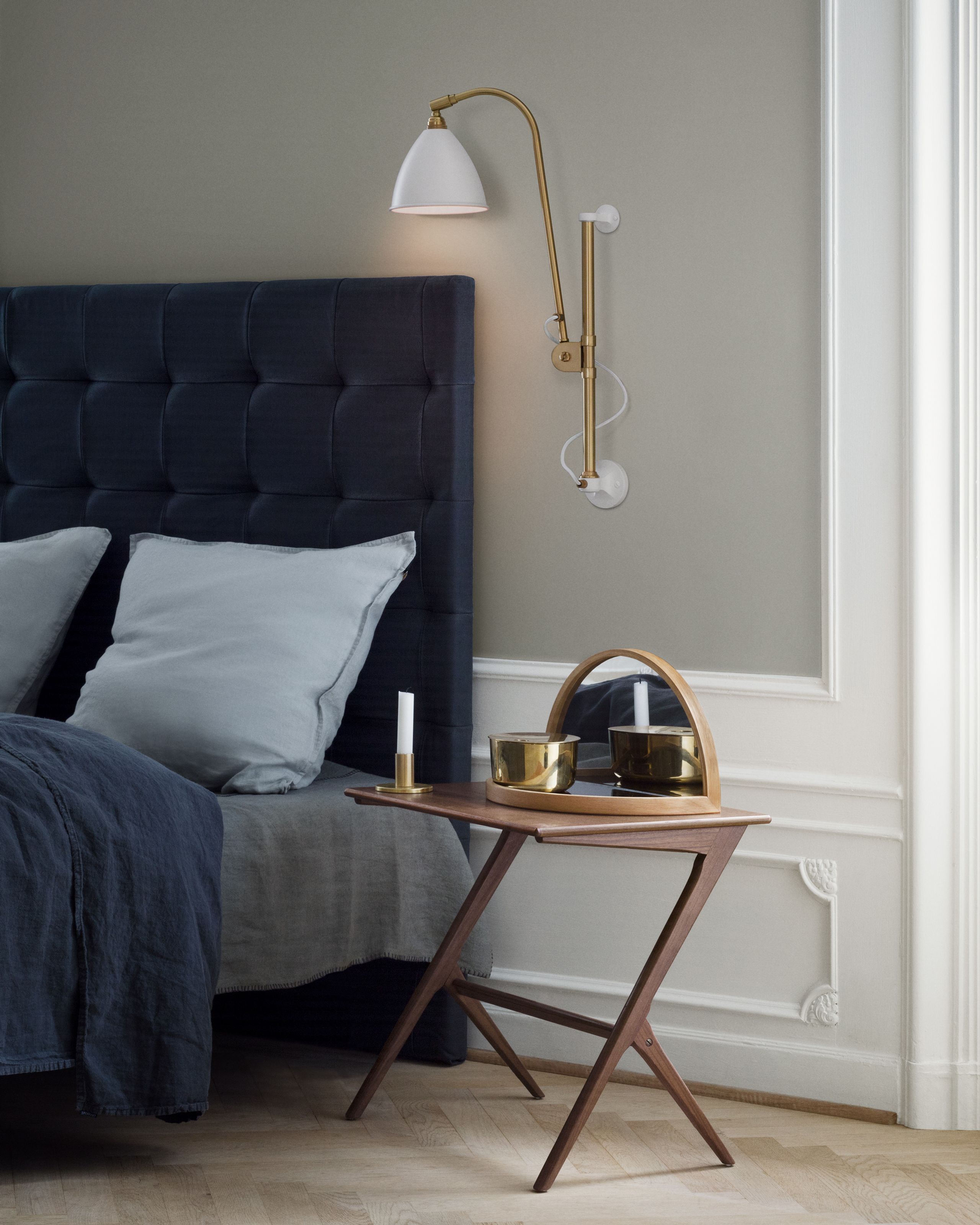 GUBI - Væglampe - BL5 Wall Lamp - Ø16 - Base: Brass / Shade: Soft Black Semi Matt
