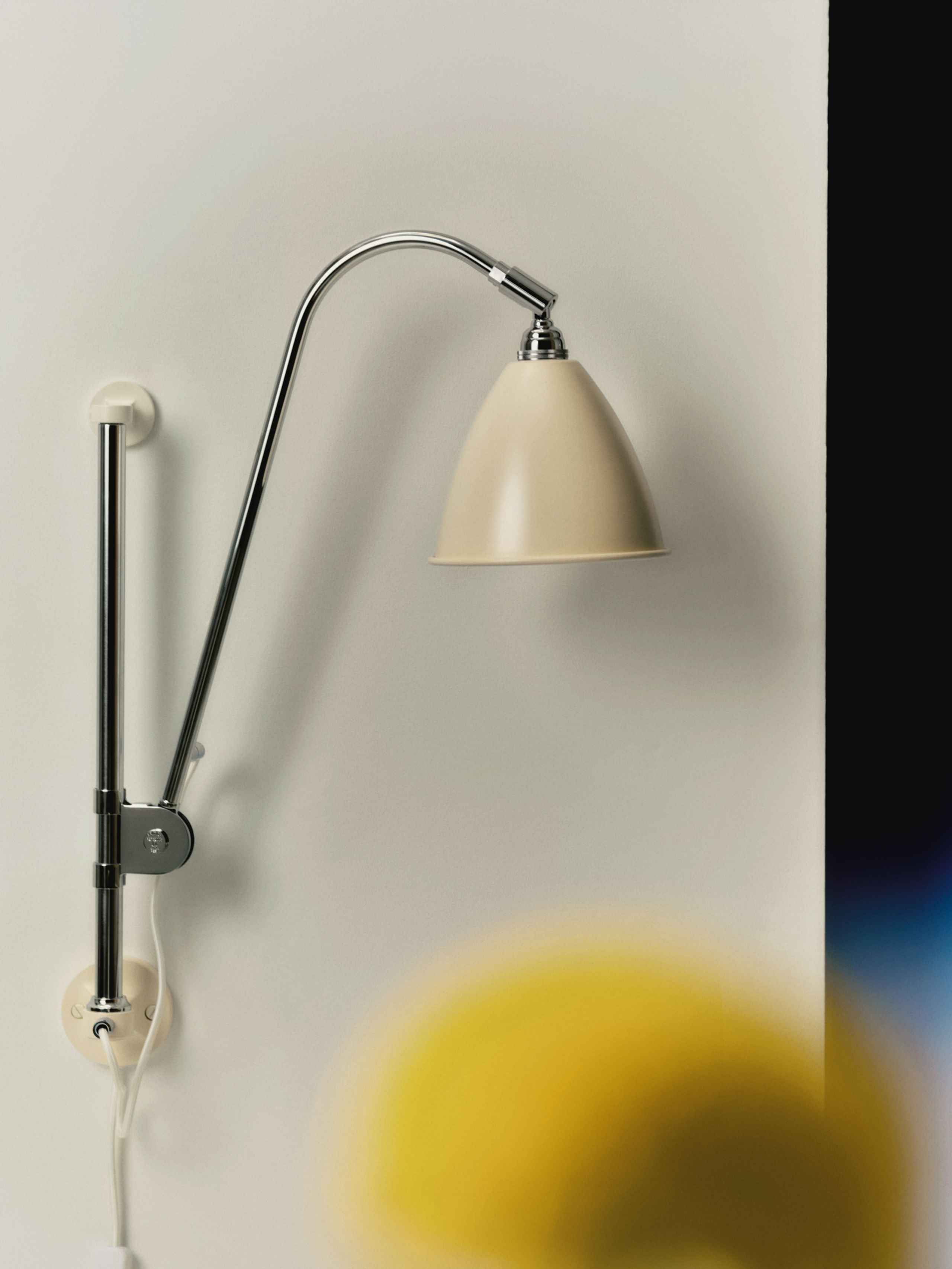 GUBI - Væglampe - BL5 Wall Lamp - Ø16 - Base: Brass / Shade: Soft Black Semi Matt