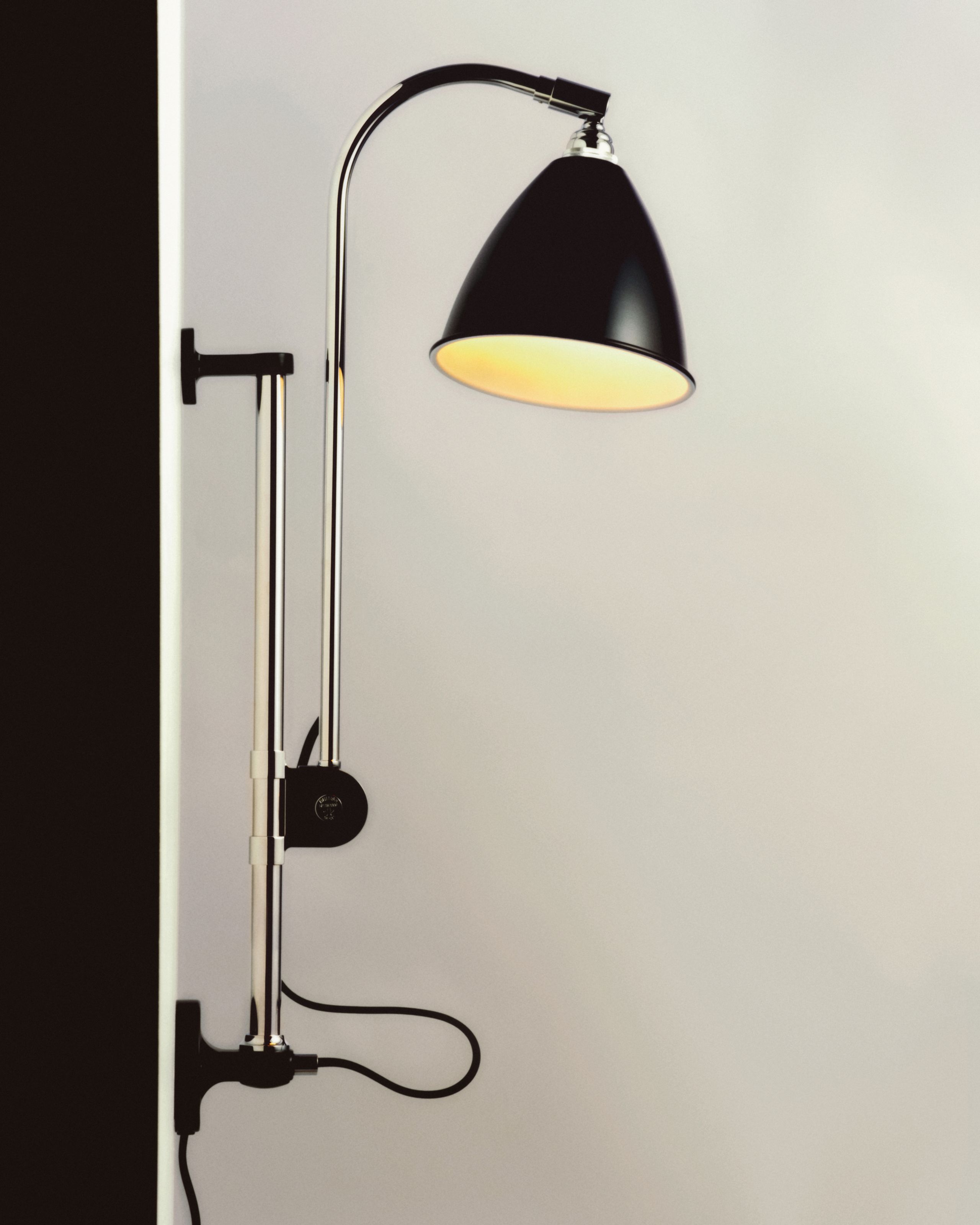 GUBI - Væglampe - BL5 Wall Lamp - Ø16 - Base: Brass / Shade: Soft Black Semi Matt