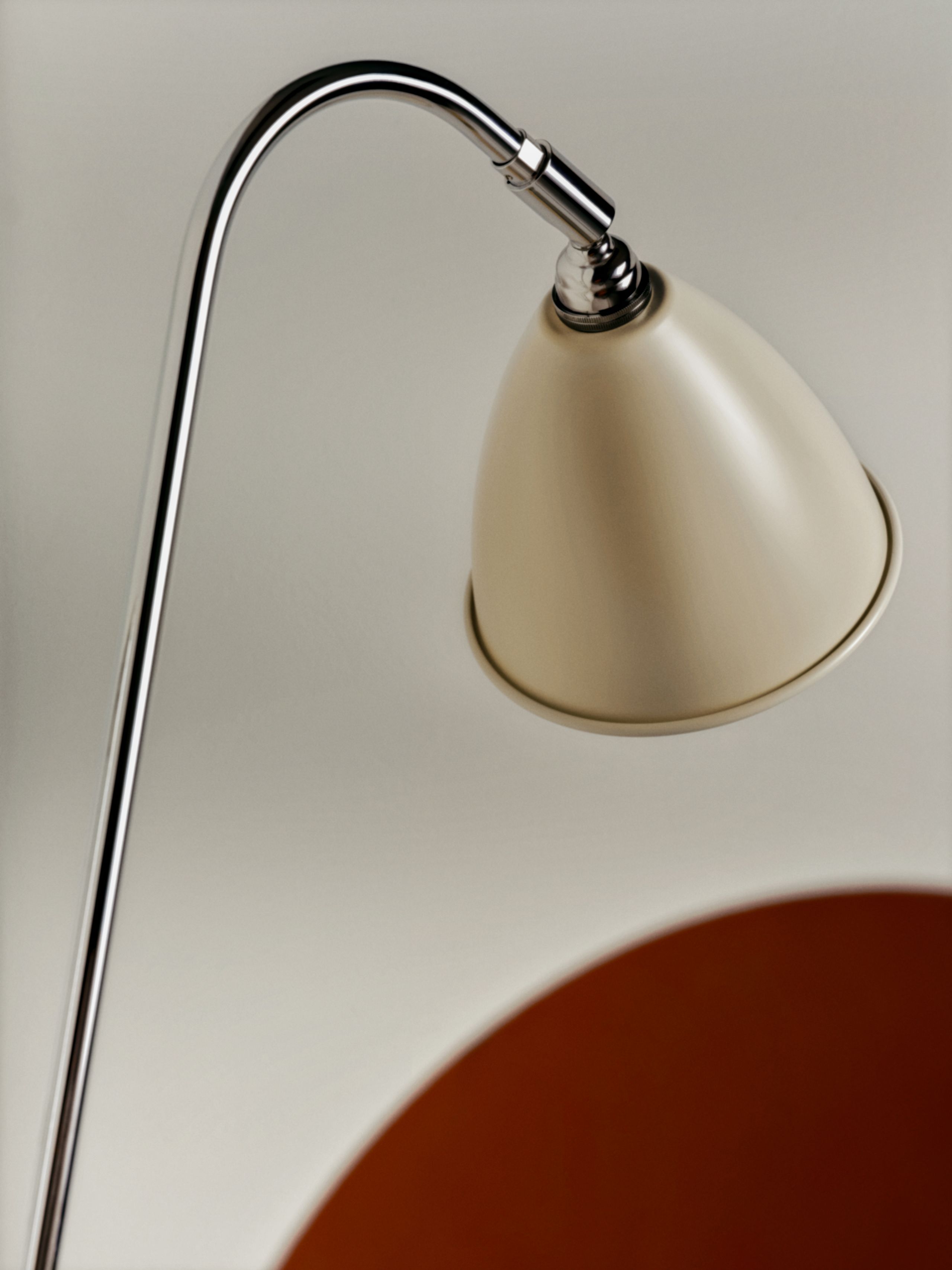 GUBI - Væglampe - BL5 Wall Lamp - Ø16 - Base: Brass / Shade: Soft Black Semi Matt