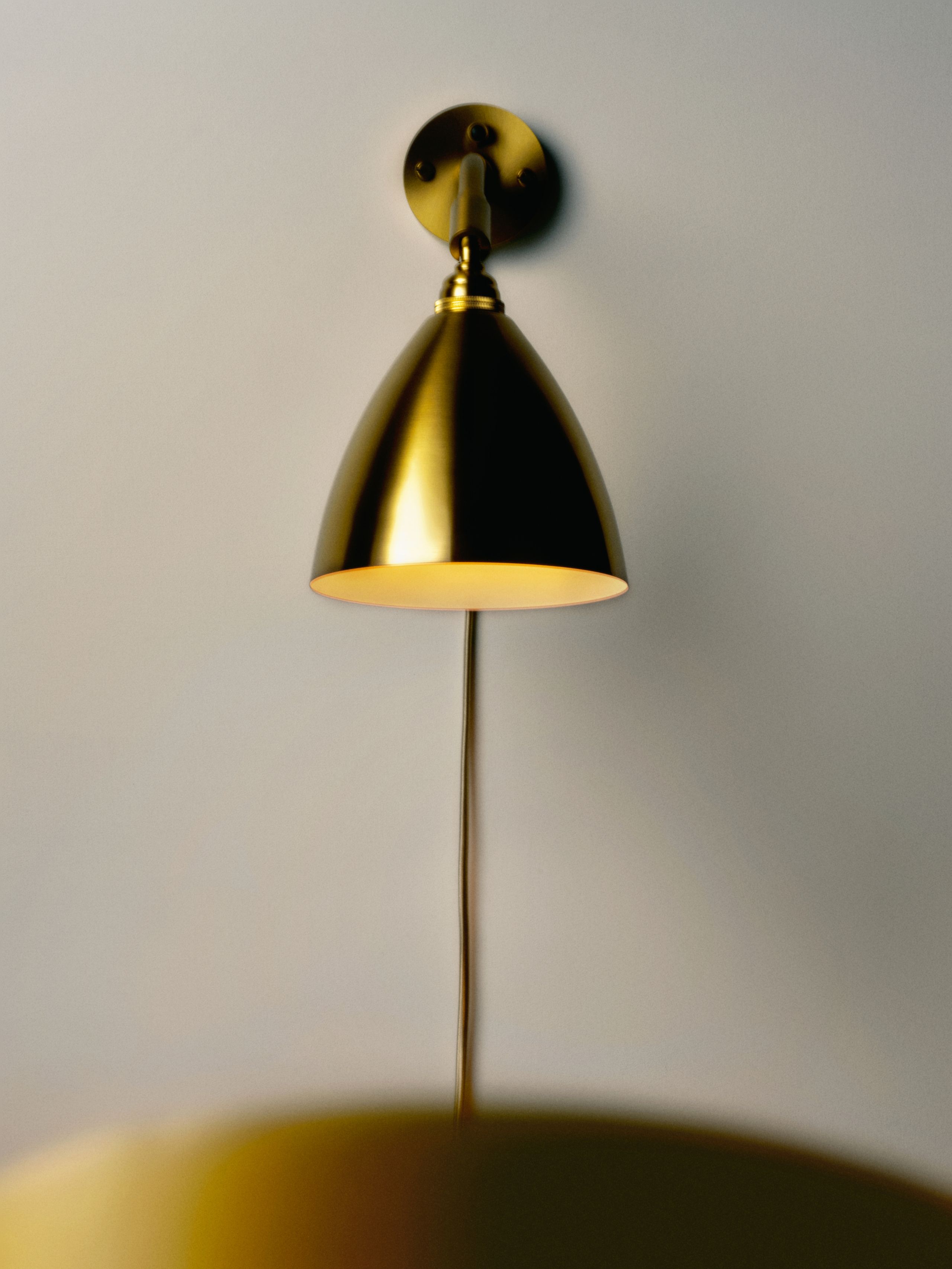 GUBI - Væglampe - BL7 Wall Lamp - Ø16 - Base: Black Brass / Shade: Bone China