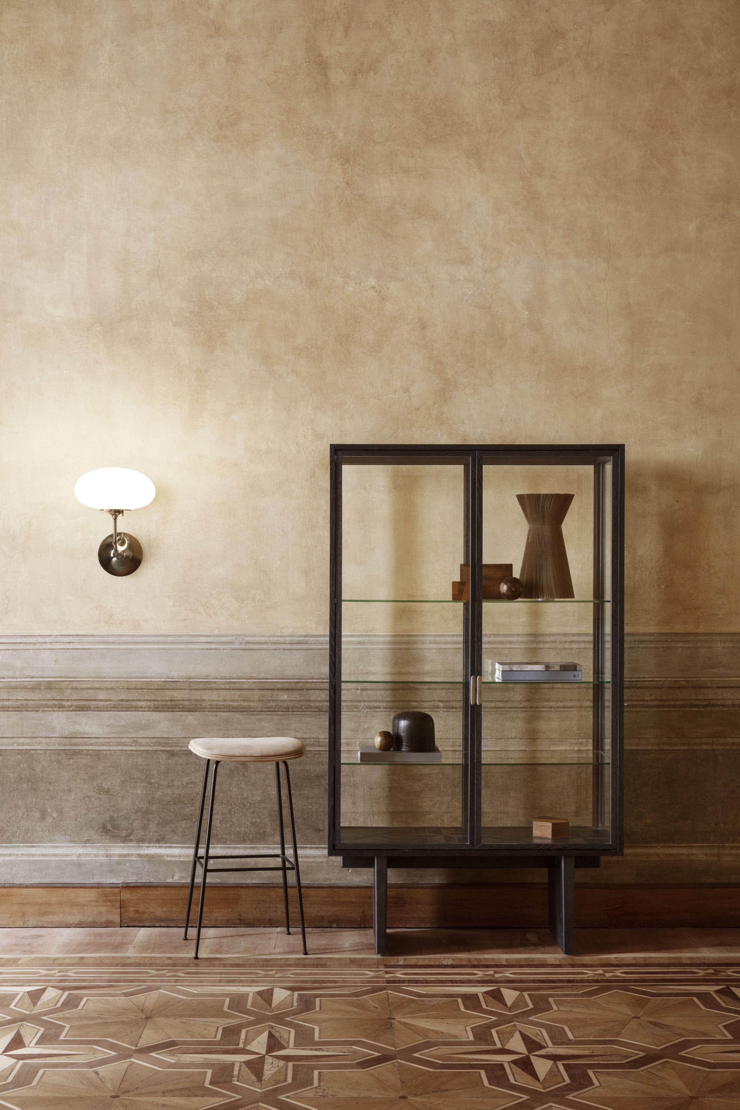 GUBI - Vitrineskab - Private Vitrine - Brown/Black Stained Oak