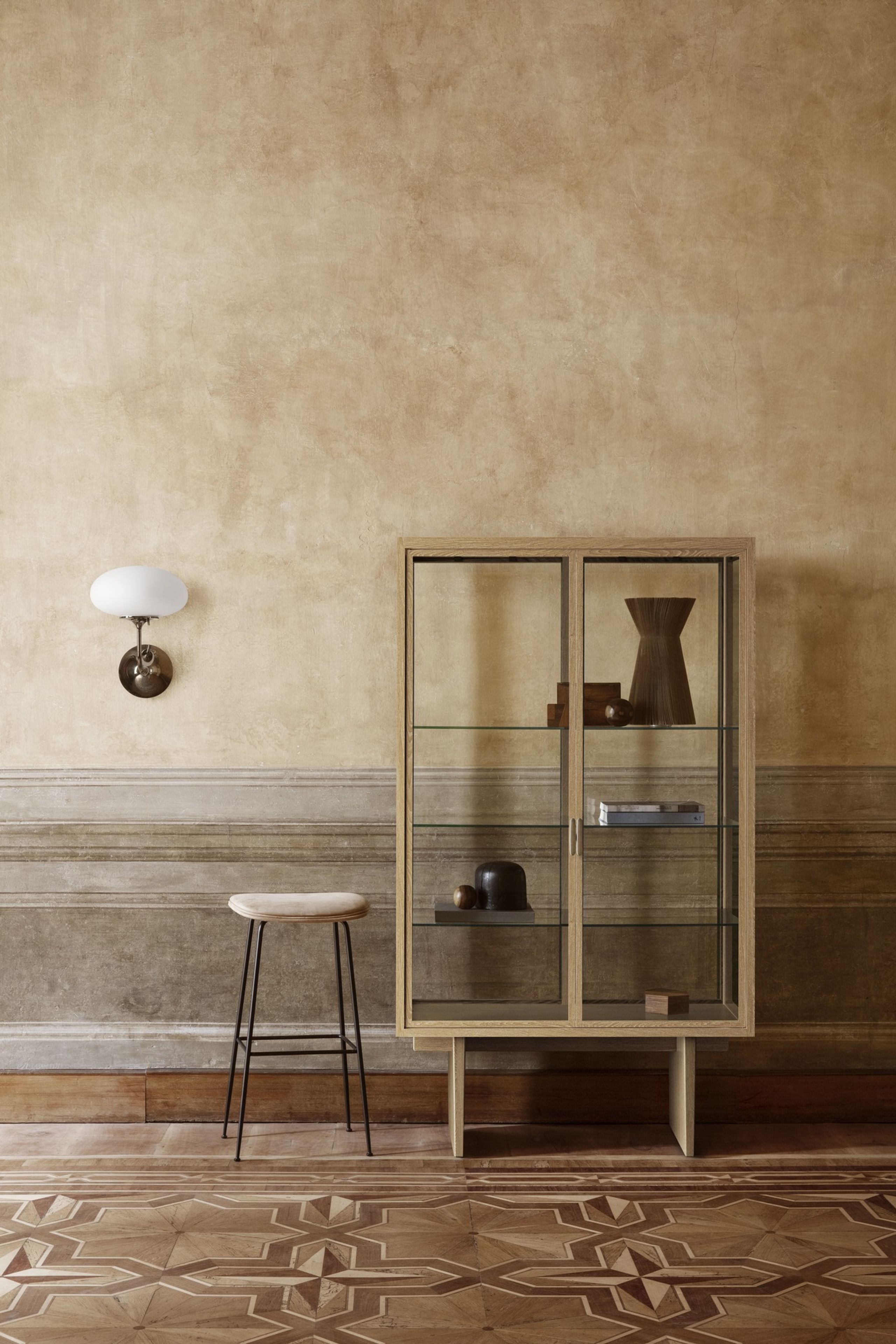 GUBI - Vitrineskab - Private Vitrine - Brown/Black Stained Oak