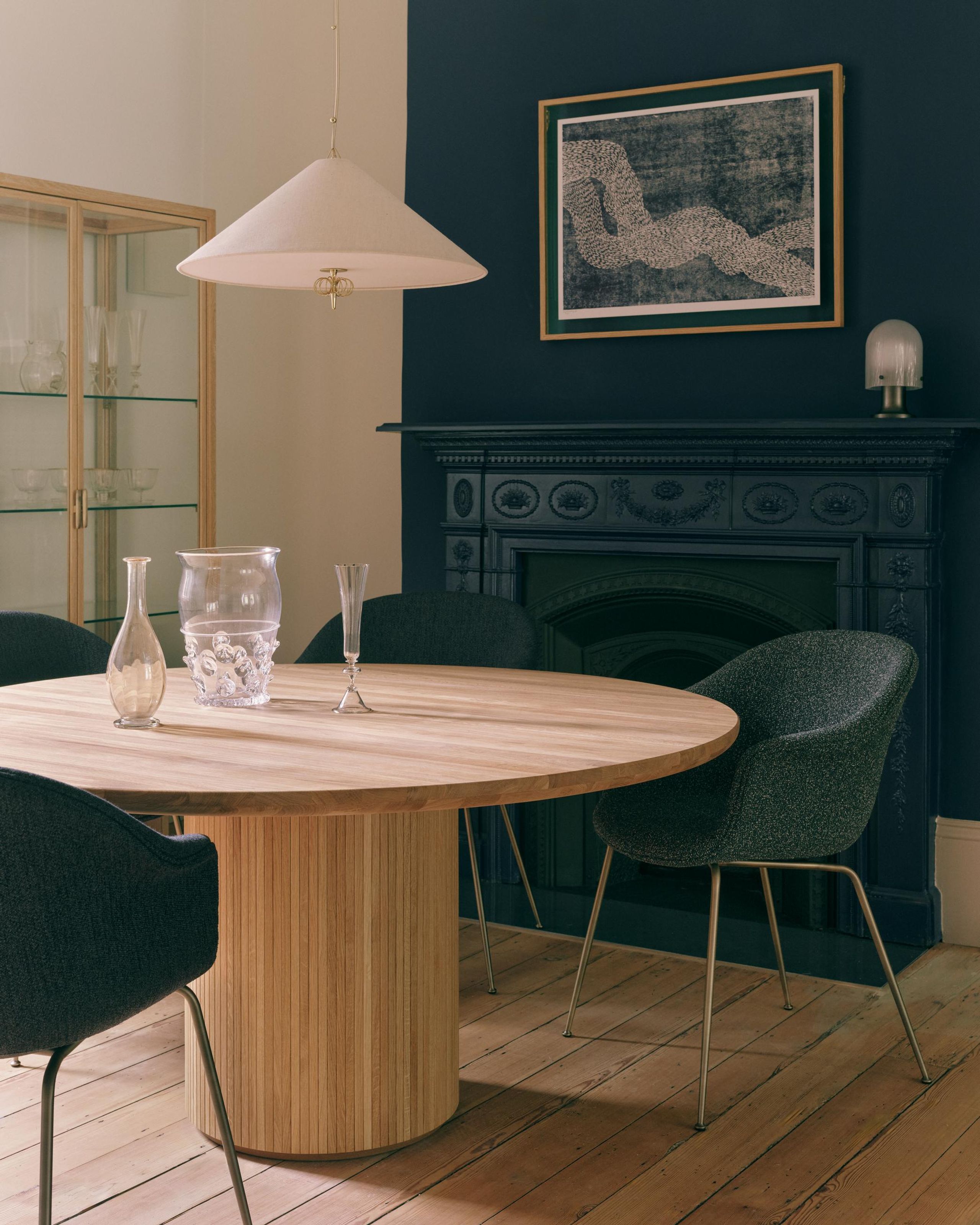 GUBI - Vitrineskab - Private Vitrine - Brown/Black Stained Oak