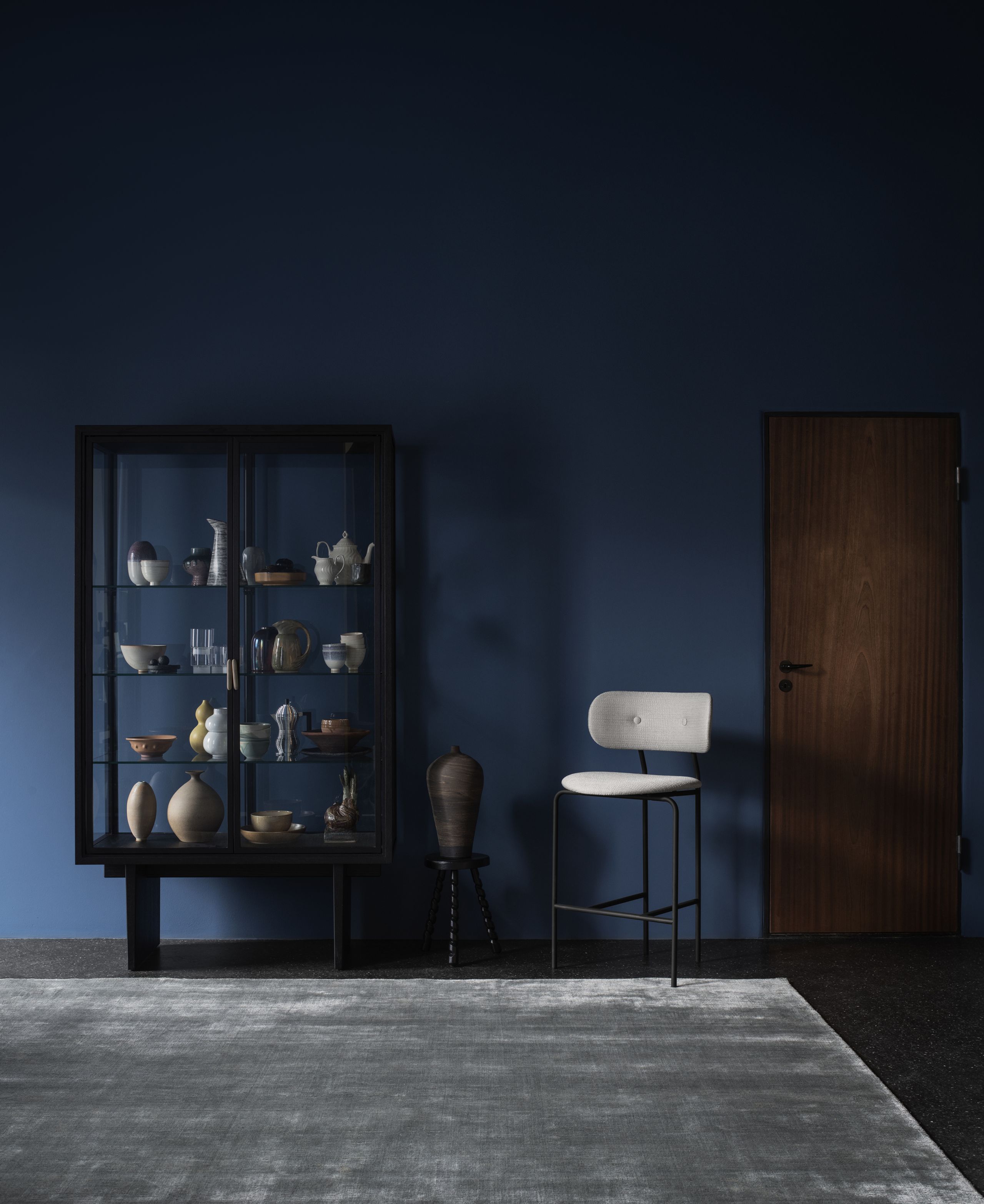 GUBI - Vitrineskab - Private Vitrine - Brown/Black Stained Oak
