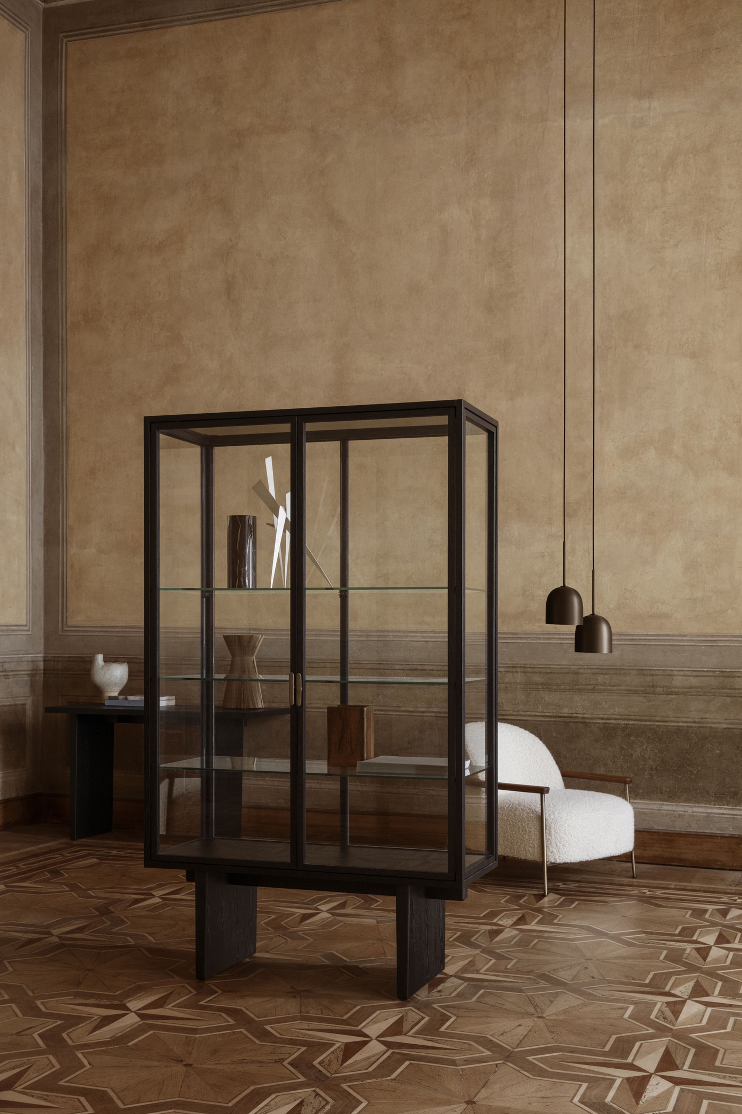 GUBI - Vitrineskab - Private Vitrine - Brown/Black Stained Oak