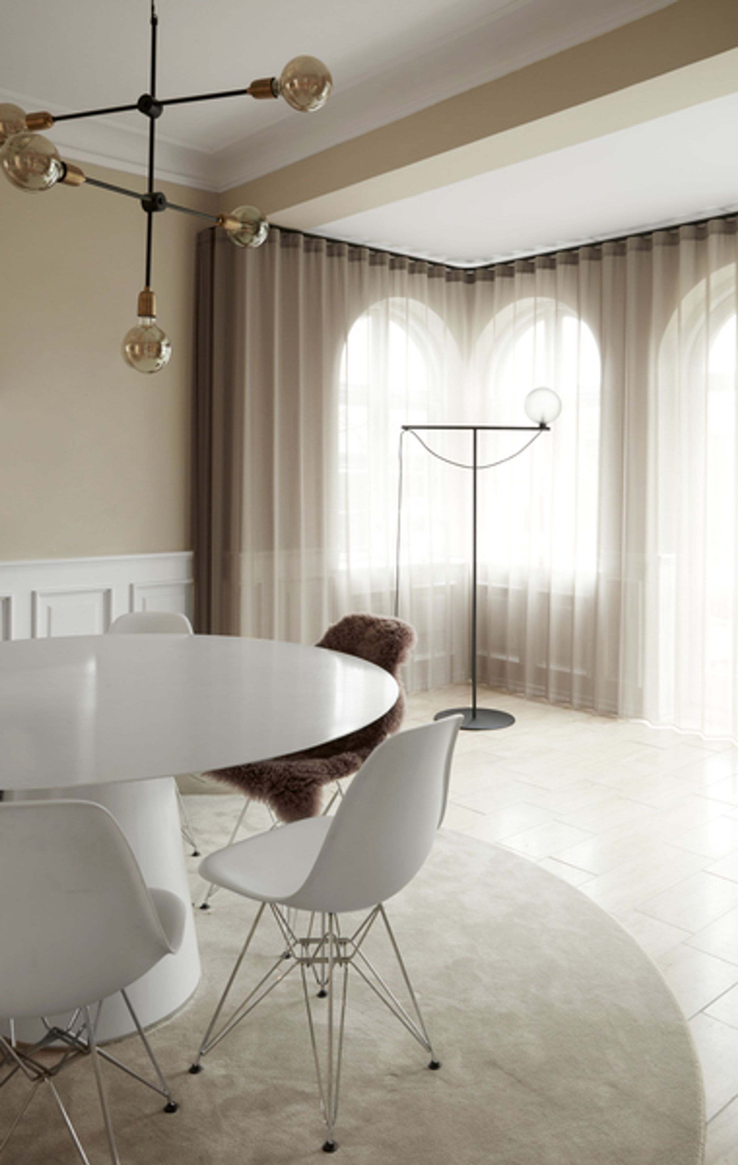 Handvärk - Stehlampe - Globe Floor Lamp - Black Powder Coated Steel - Smoked Glass