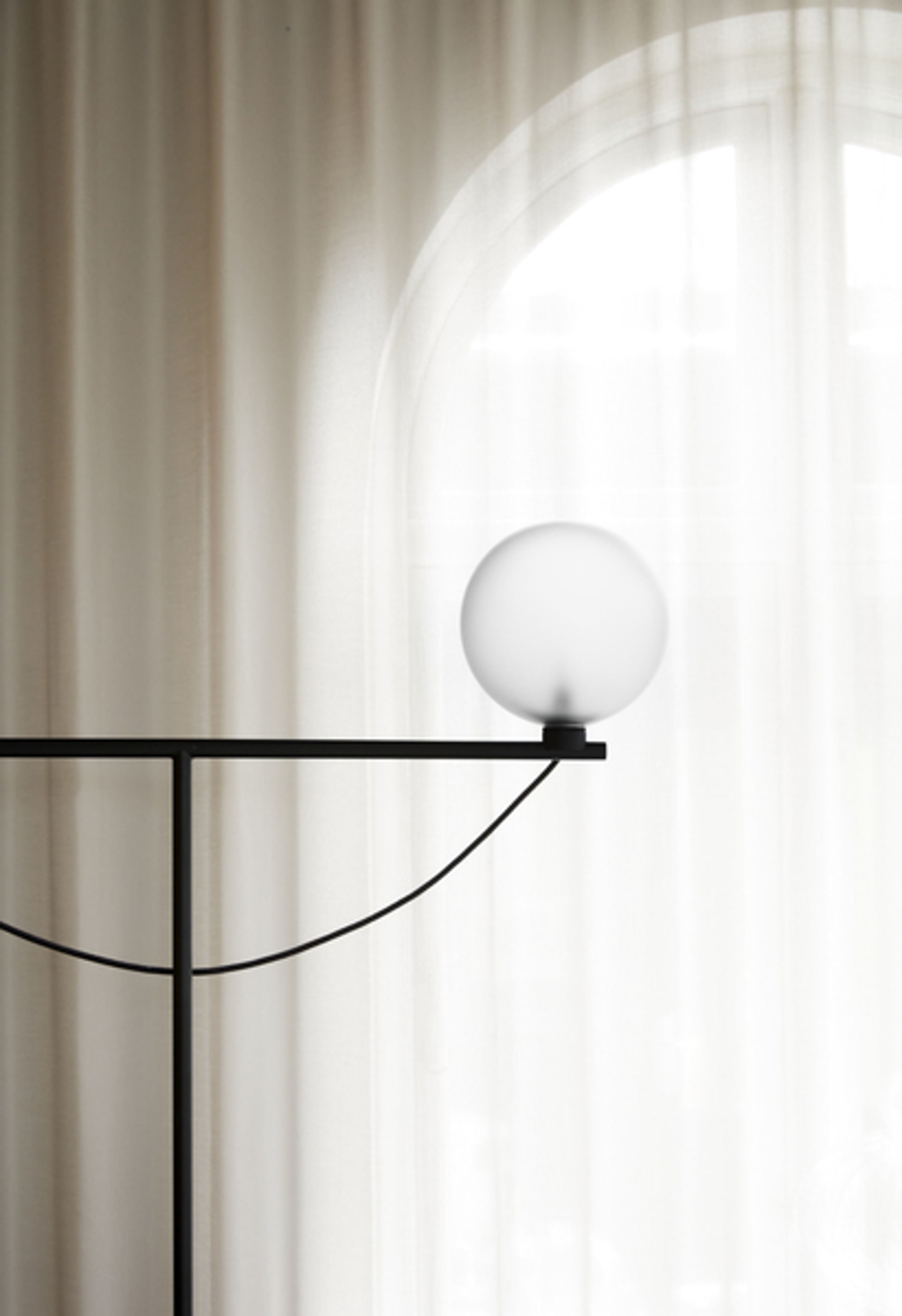 Handvärk - Stehlampe - Globe Floor Lamp - Black Powder Coated Steel - Smoked Glass