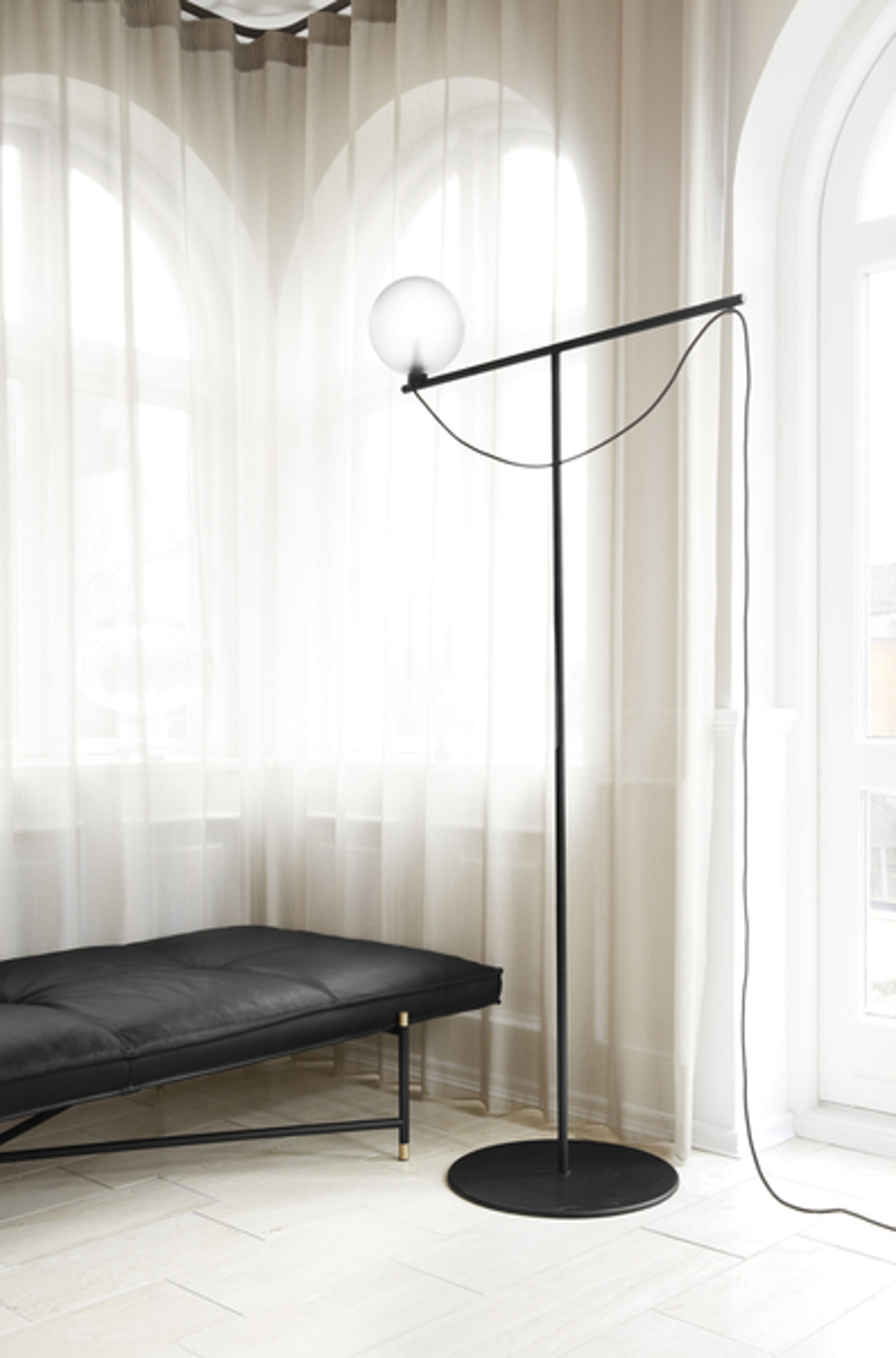 Handvärk - Stehlampe - Globe Floor Lamp - Black Powder Coated Steel - Smoked Glass