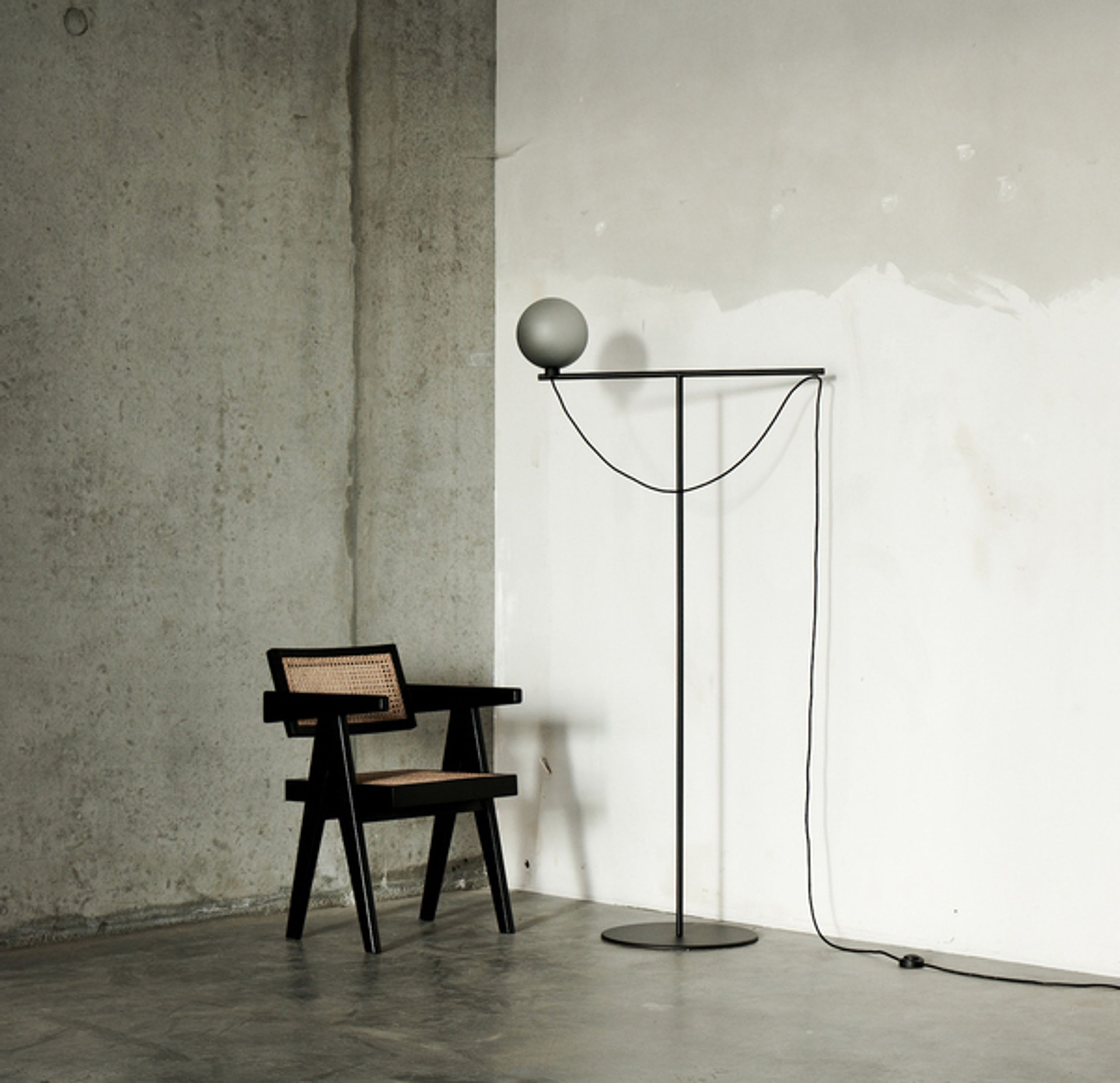 Handvärk - Stehlampe - Globe Floor Lamp - Black Powder Coated Steel - Smoked Glass