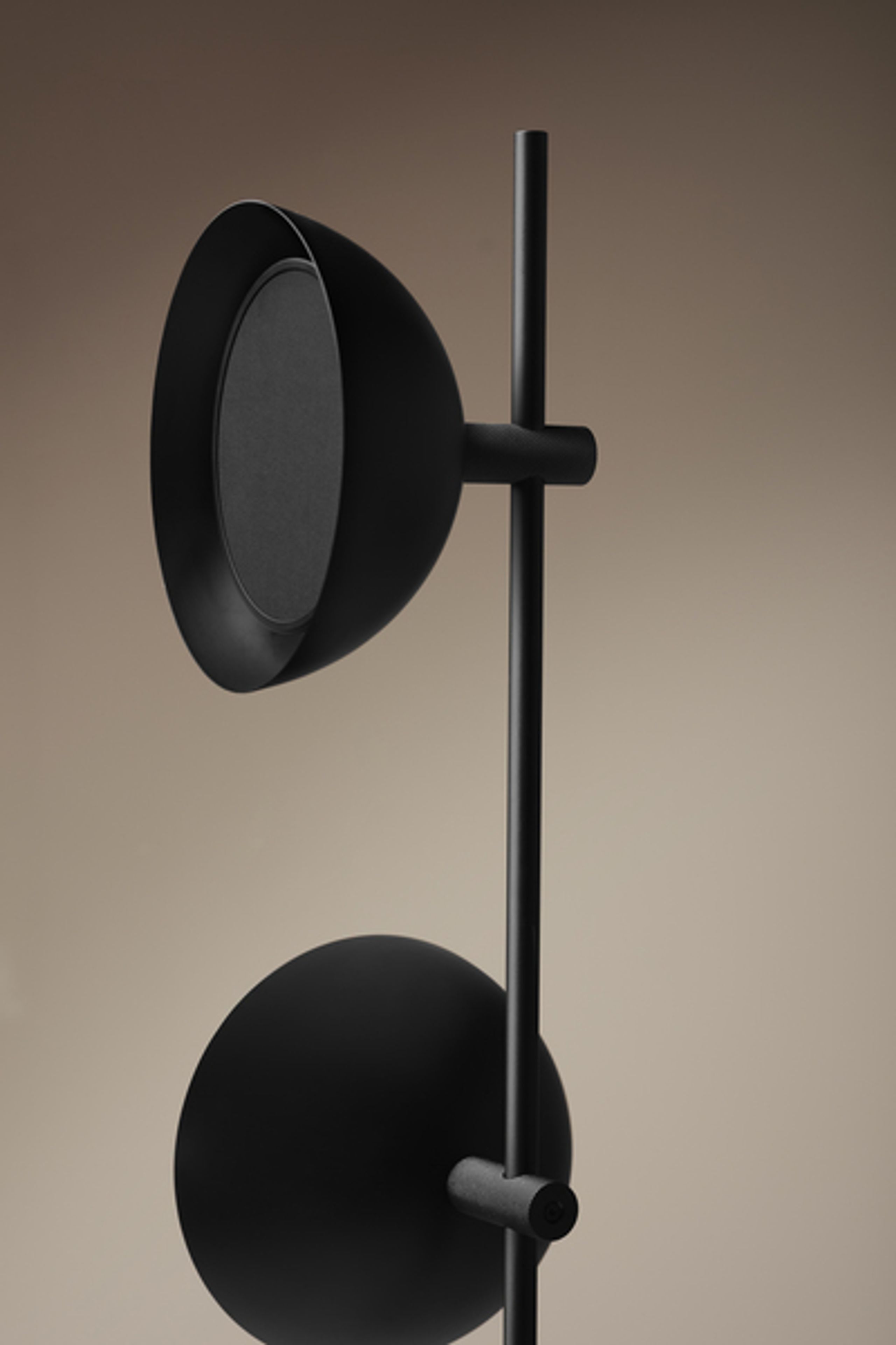 Handvärk - Gulvlampe - Studio Floor Lamp af Laura Bilde - Sort Fod - Sort Skærm