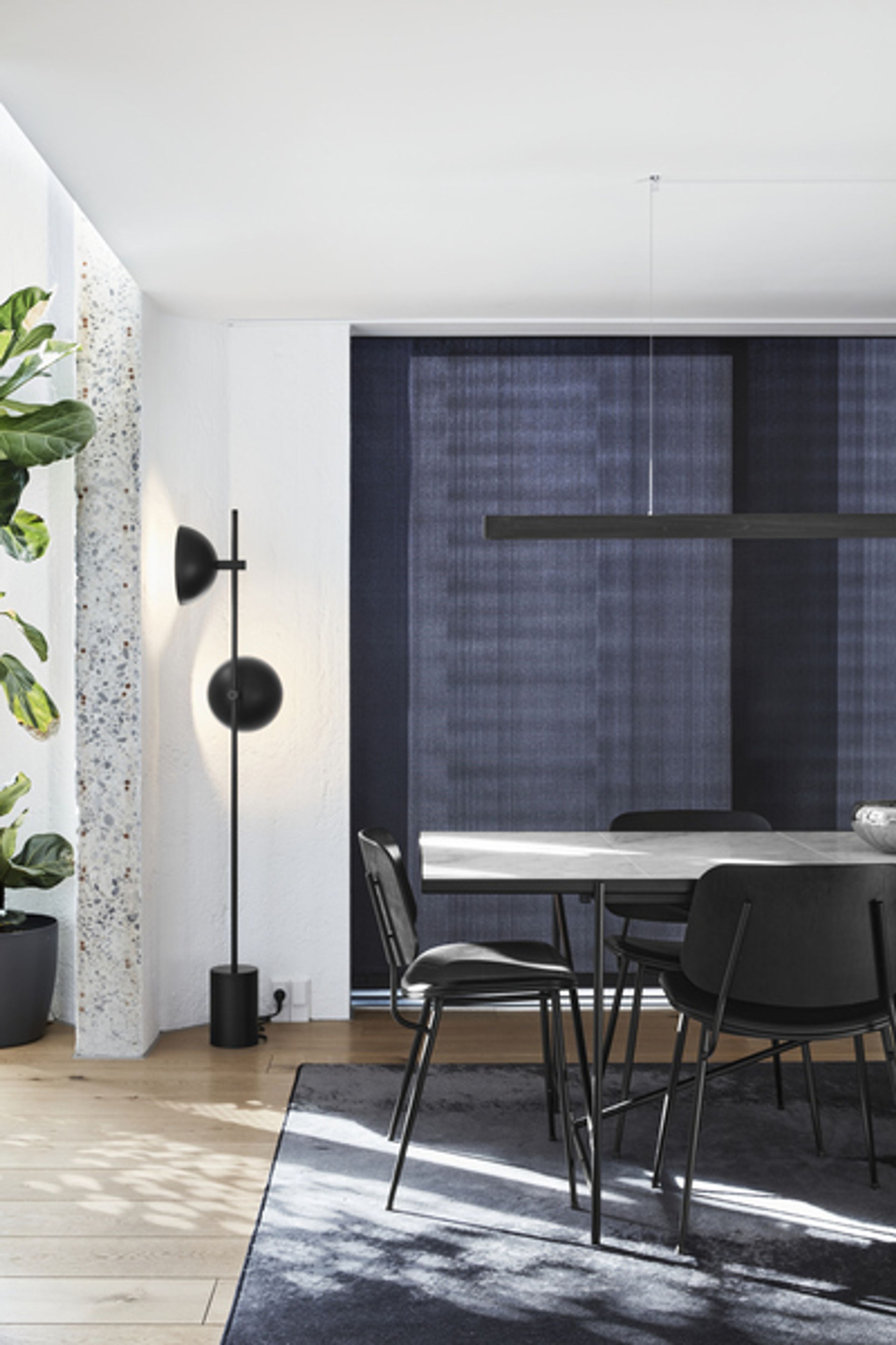 Handvärk - Gulvlampe - Studio Floor Lamp af Laura Bilde - Sort Fod - Sort Skærm